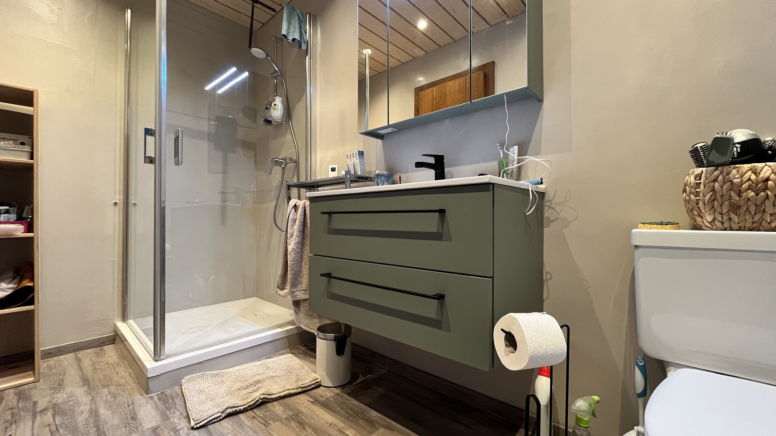 Wc / Douche au rez-de-chaussée Wc / Douche au rez-de-chaussée