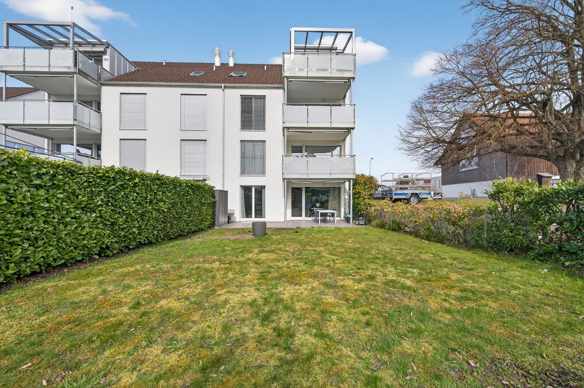 Rückseitige Ansicht des Gebäudes mit eigenem gepflegtem Garten.