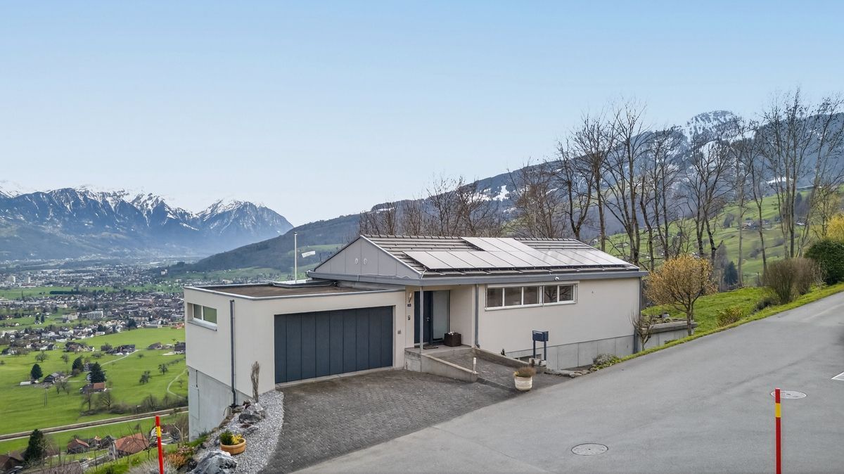 Ansicht Hauseingangsbereich mit Doppelgarage und Bergblick