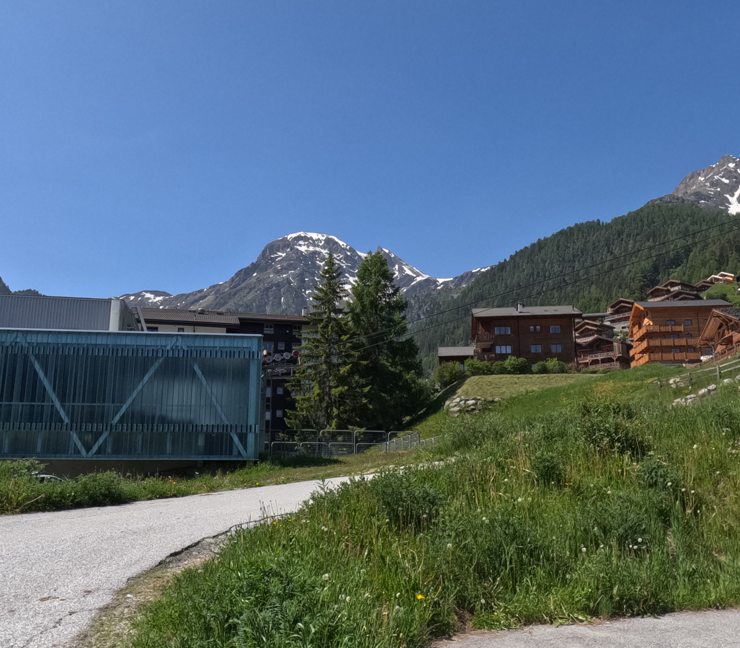 Vue sur les remontées mécaniques  Vue sur les remontées mécaniques