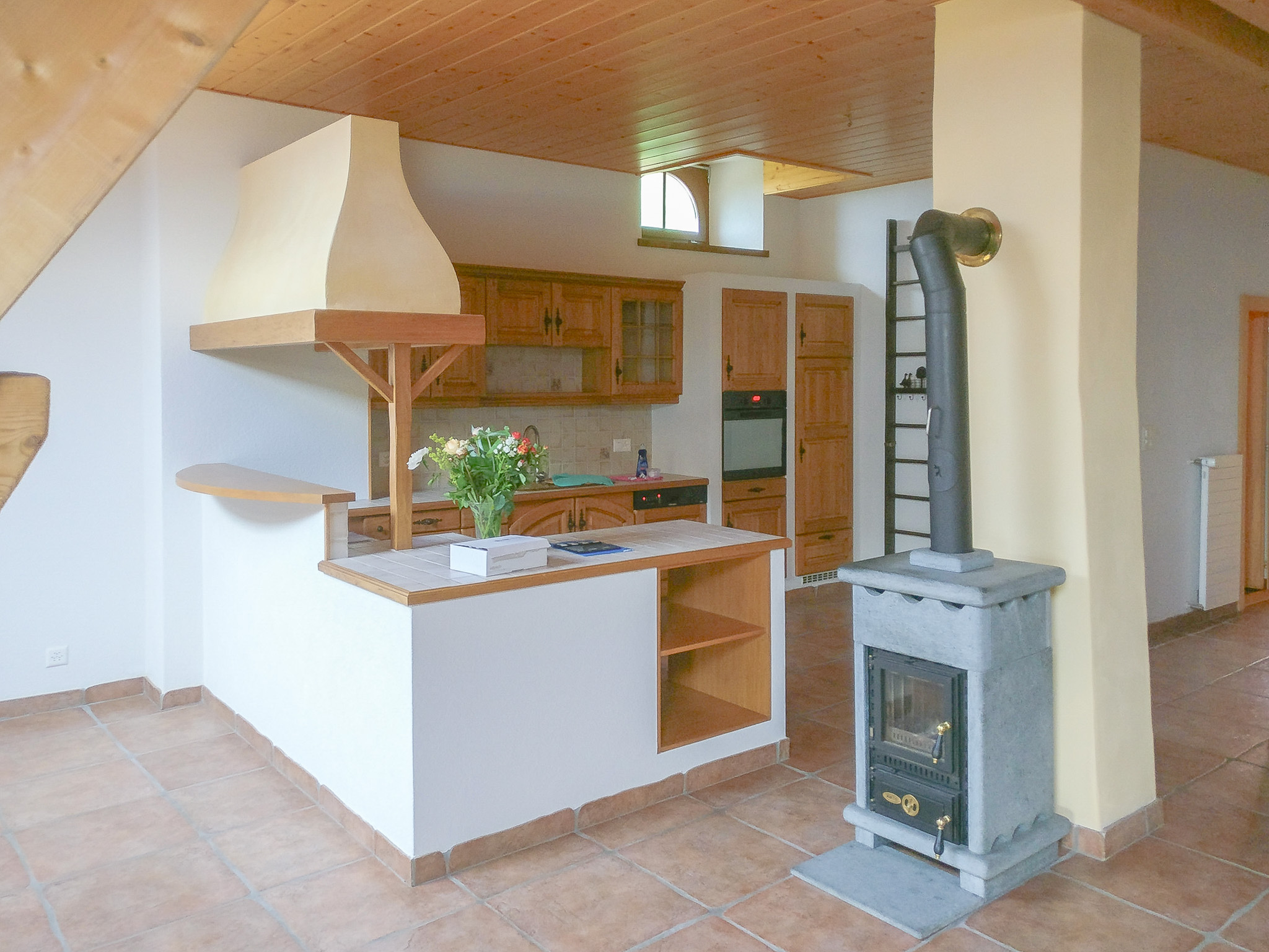 Appartement de 4.5 pces au 2ème étage - cuisine agencée avec poêle à bois