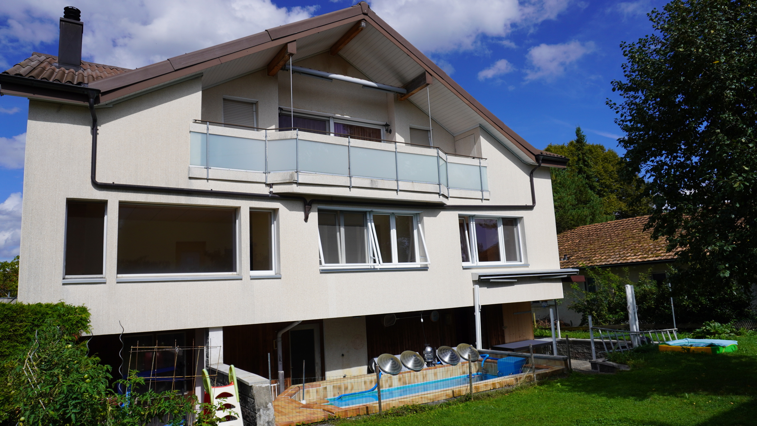 Gartenansicht mit kleinem Pool und Sitzplatz