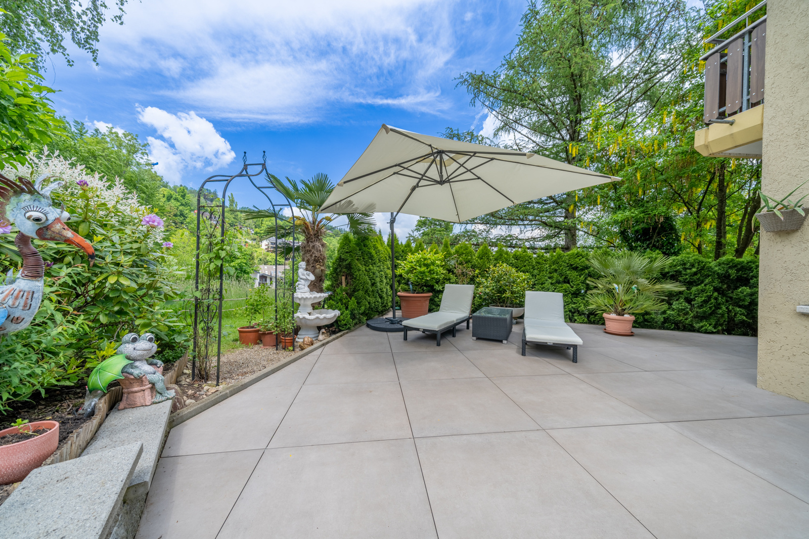 Gemütlicher Sitzplatz hinter dem Haus