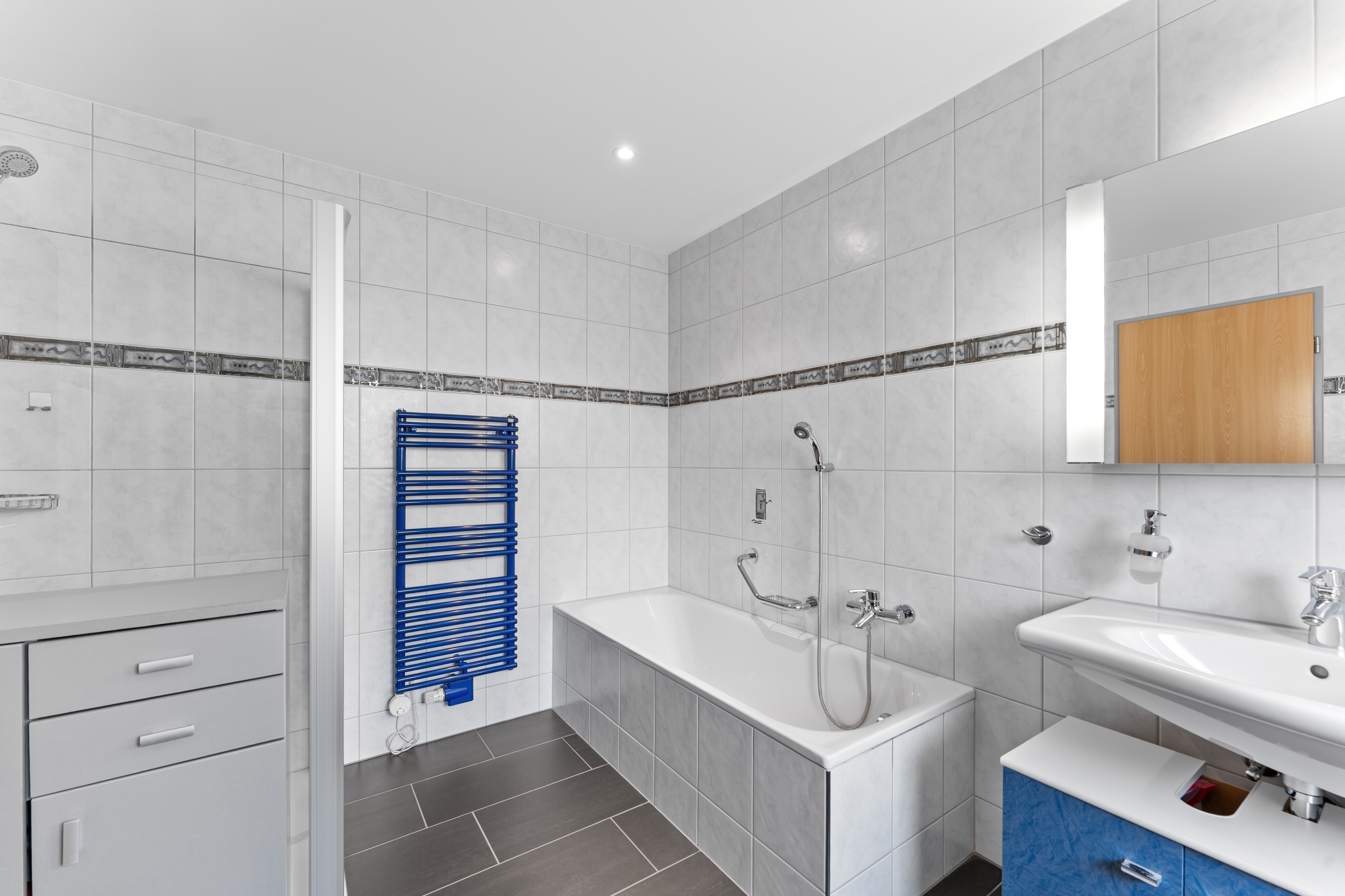 grosses Badezimmer im OG