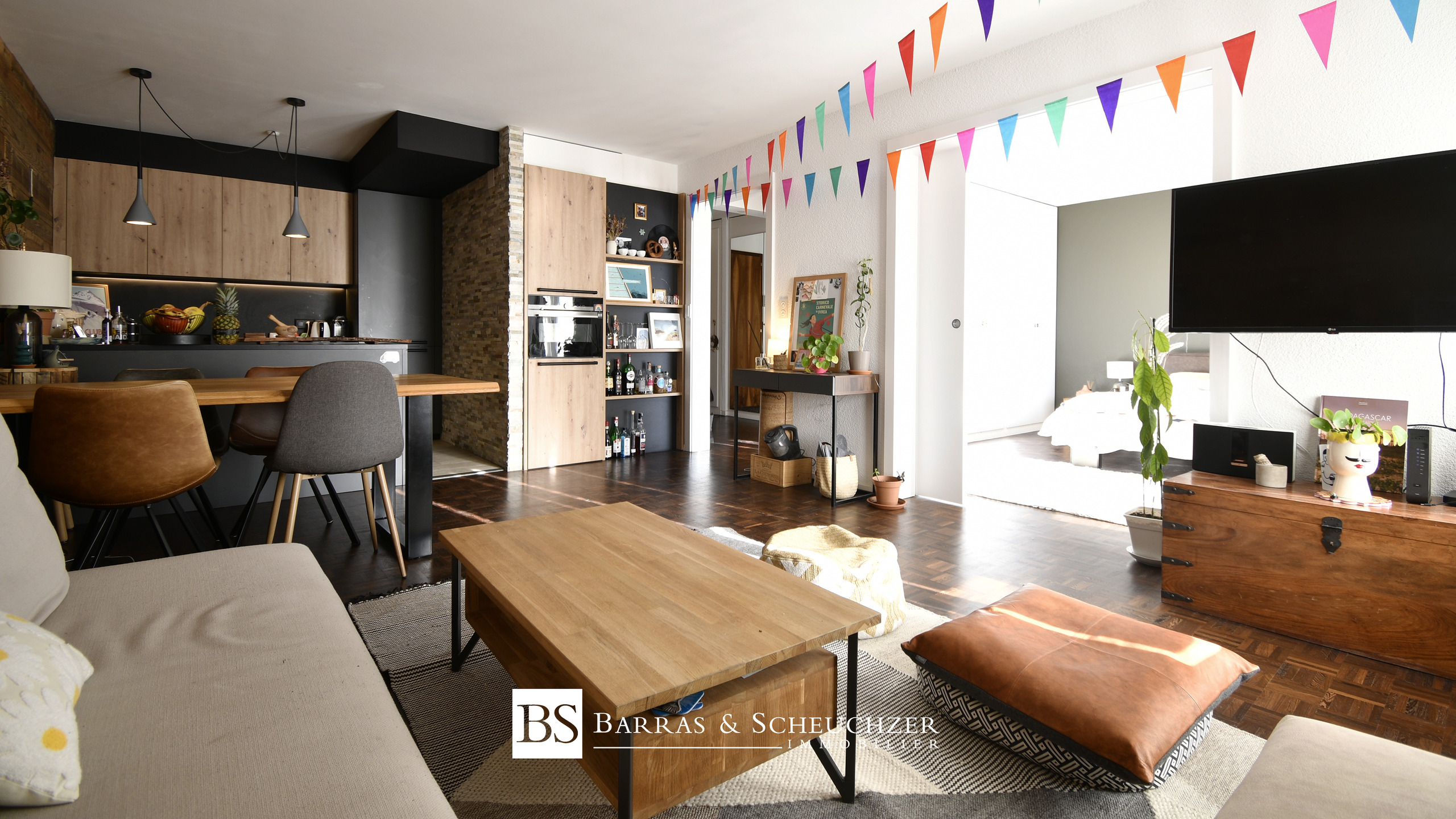 Pièce principale avec ouverture sur la chambre