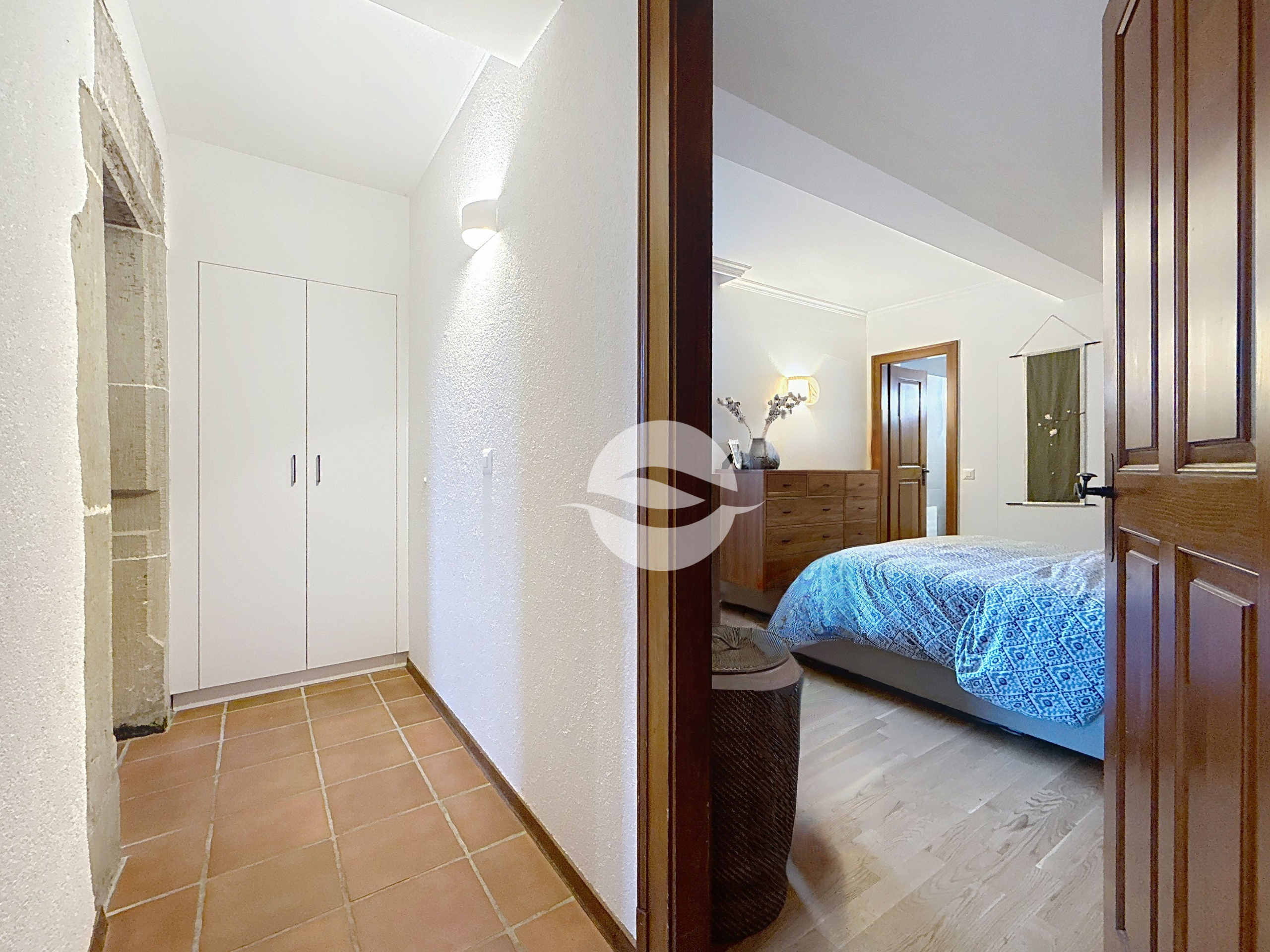 Couloir avec armoire