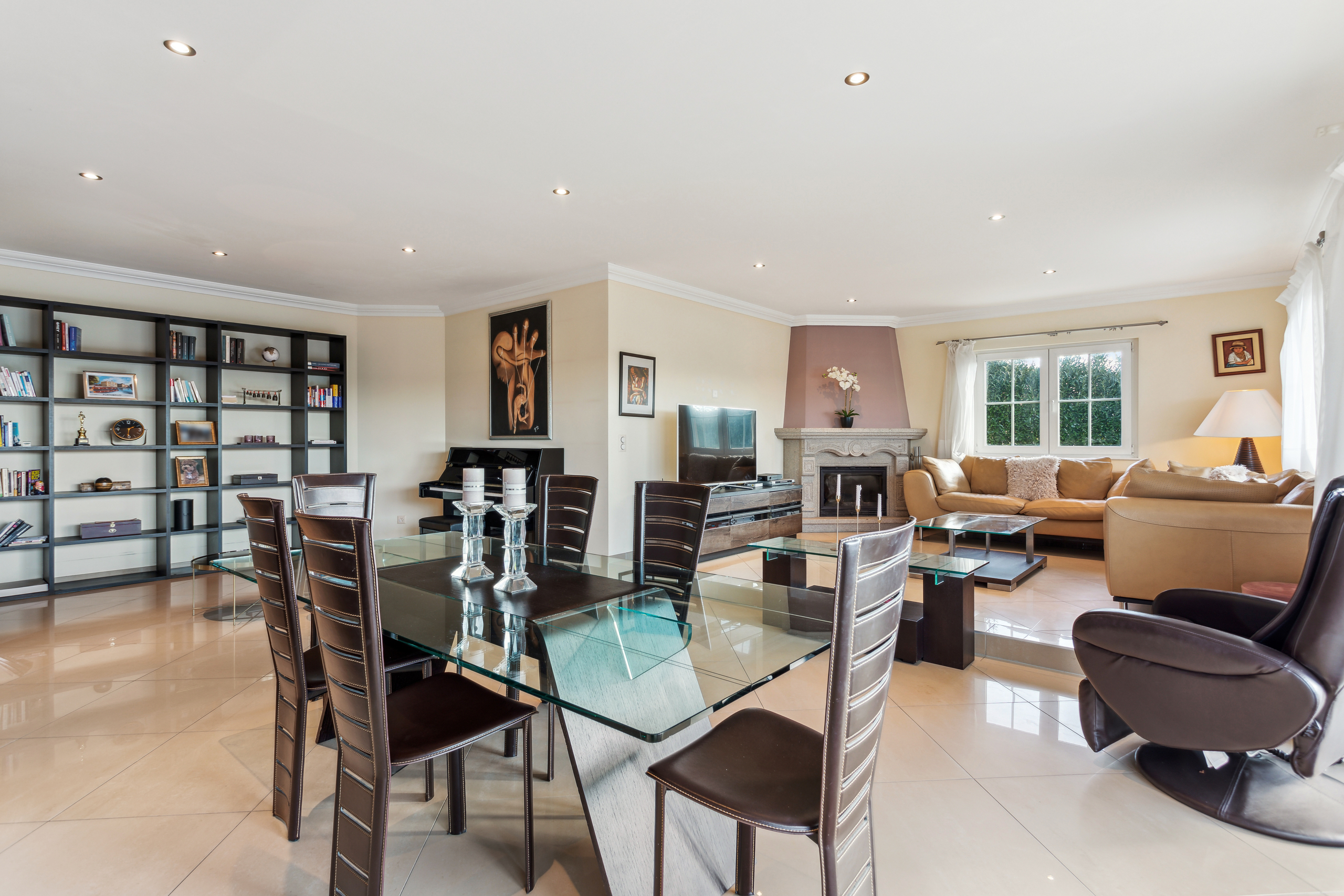Salle à manger avec accès terrasse et séjour avec cheminée