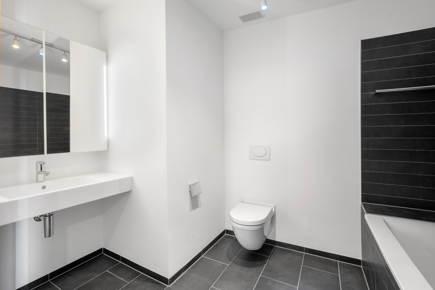 zweites Bad mit Badewanne