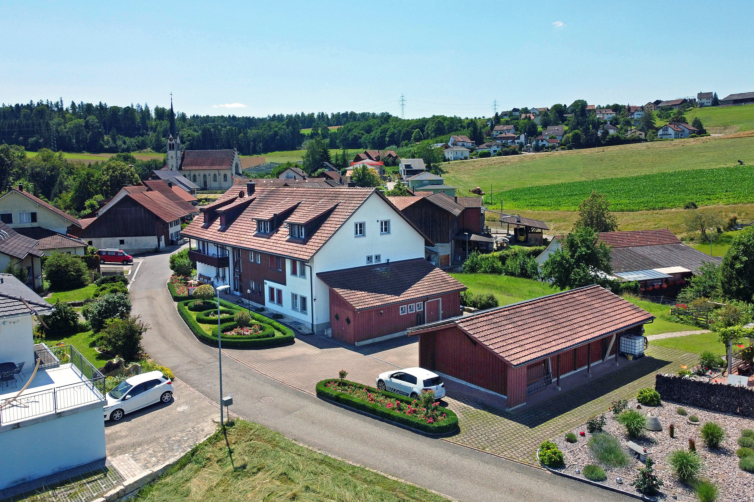 Zufahrt zum Wohnhaus mit Garagen