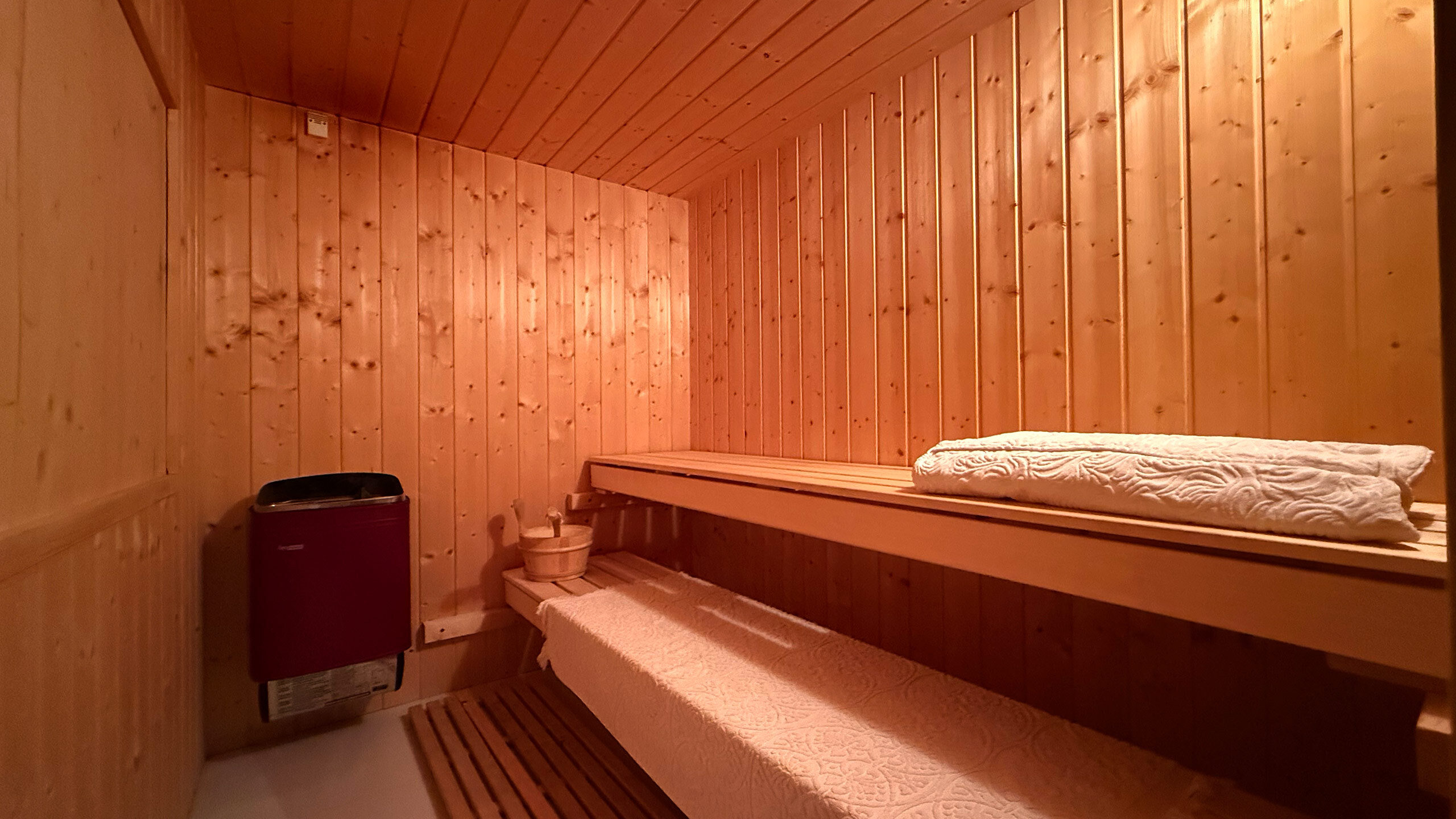 Sauna (au rez inférieur) Sauna (au rez inférieur)