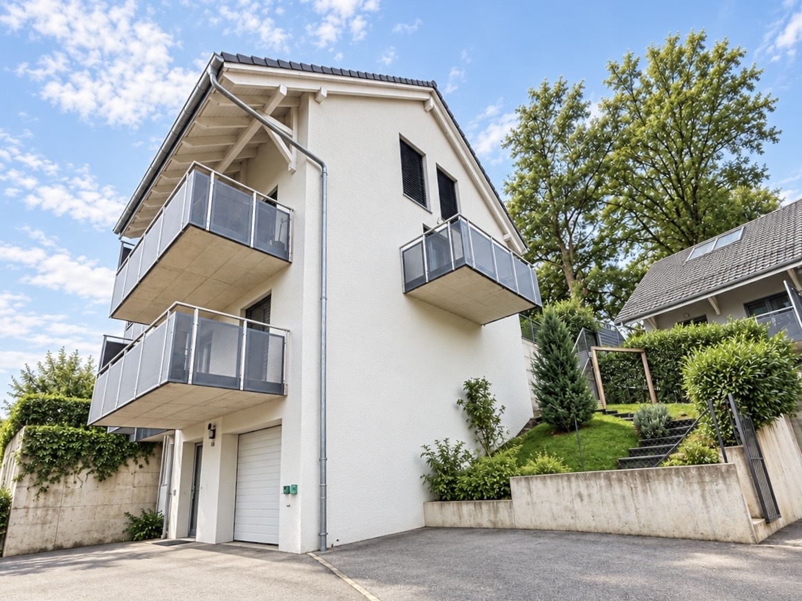 2 accès: par le garage ou par l'escalier extérieur vers le séjour 2 accès: par le garage ou par l'escalier extérieur vers le séjour