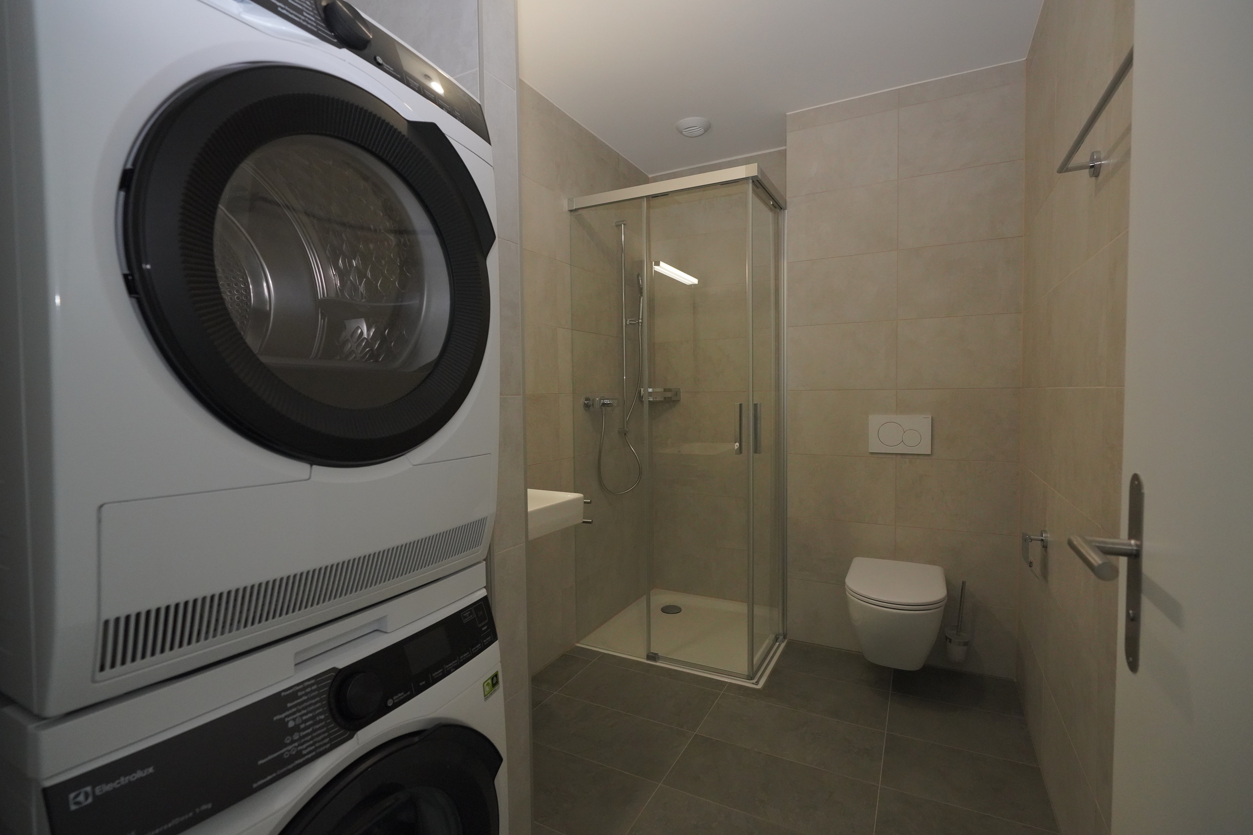 Salle de douche avec colonne de lavage