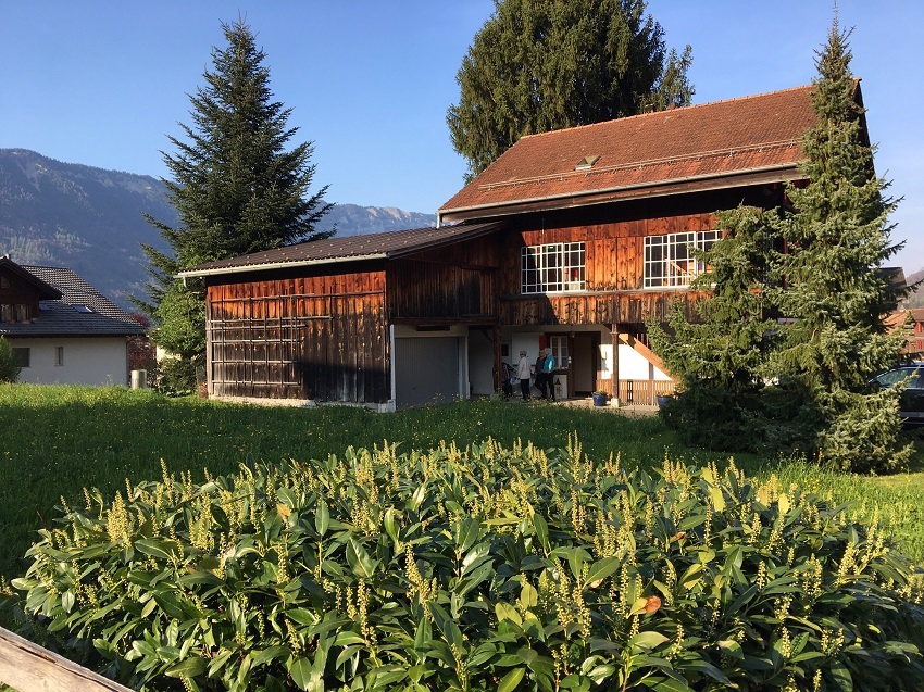 Haus mit Doppelgarage und Grundstück