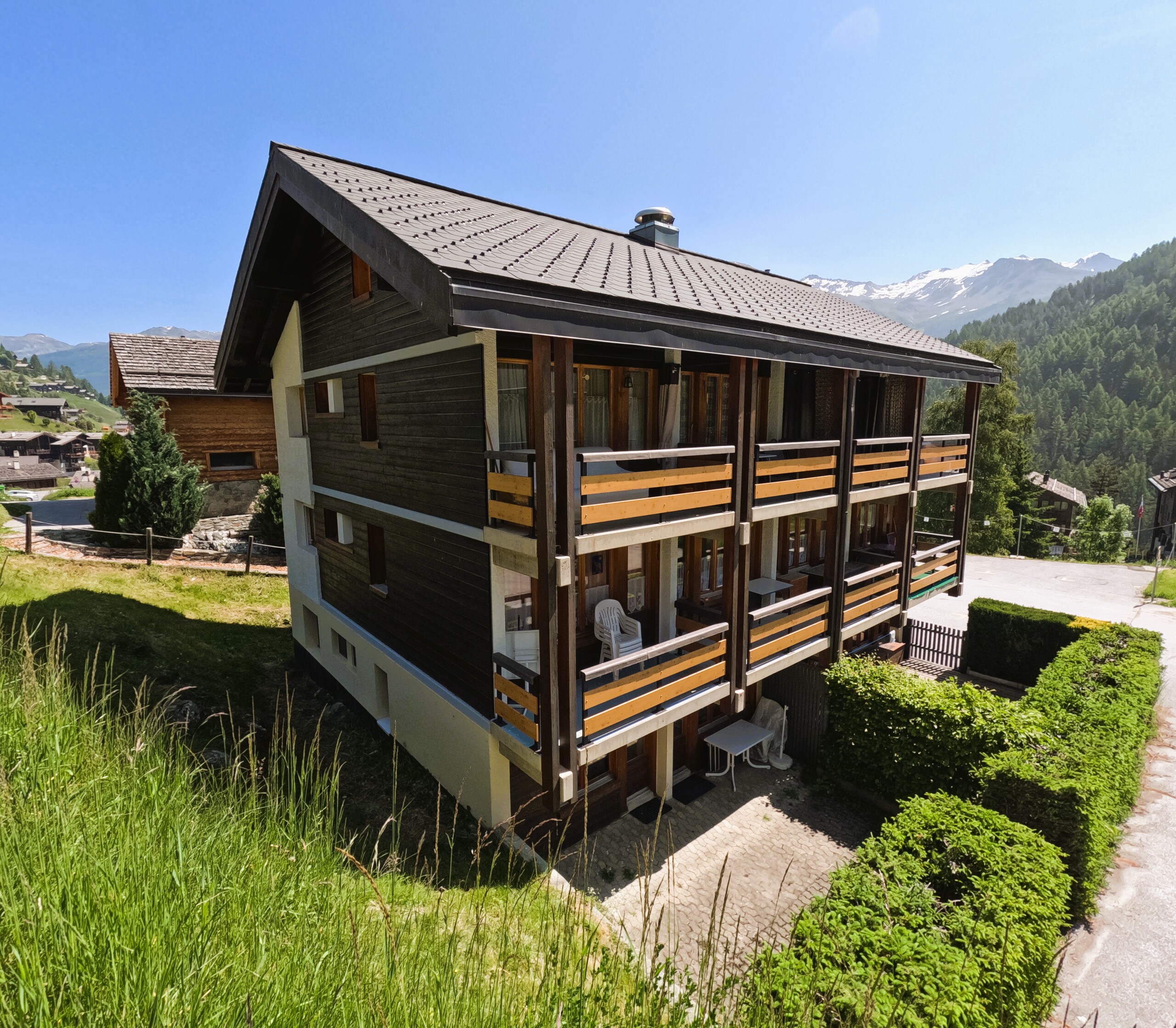 Façade de l'immeuble  Façade de l'immeuble