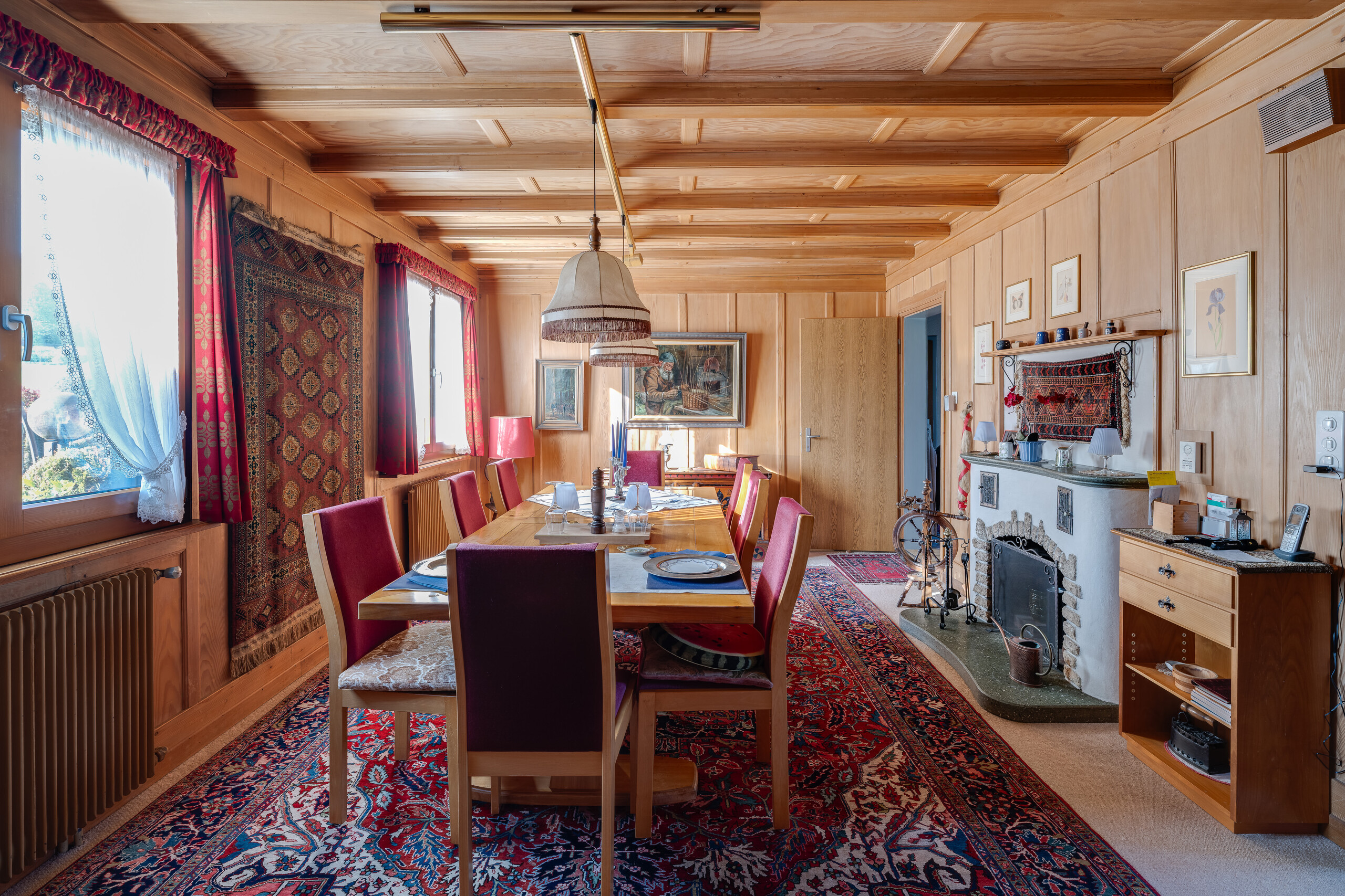 STUBE MIT SICHT AUFS CHEMINÉE STUBE MIT SICHT AUFS CHEMINÉE