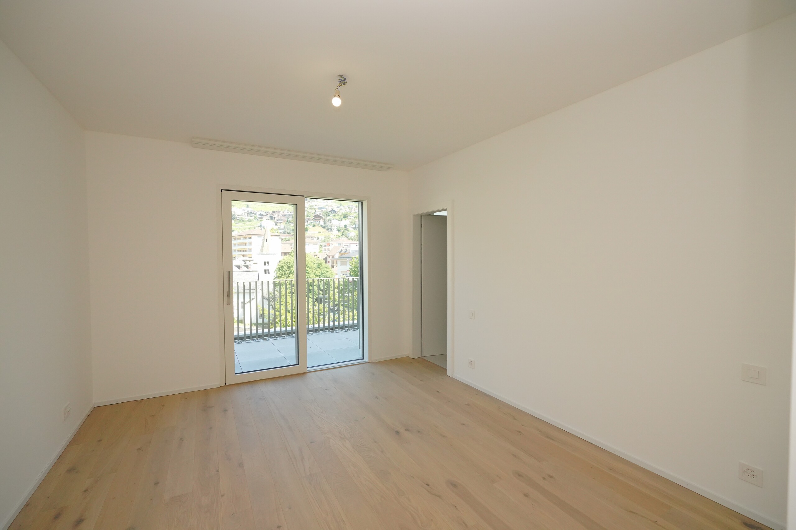 Chambre parentale avec salle de douche privative et accès au balcon