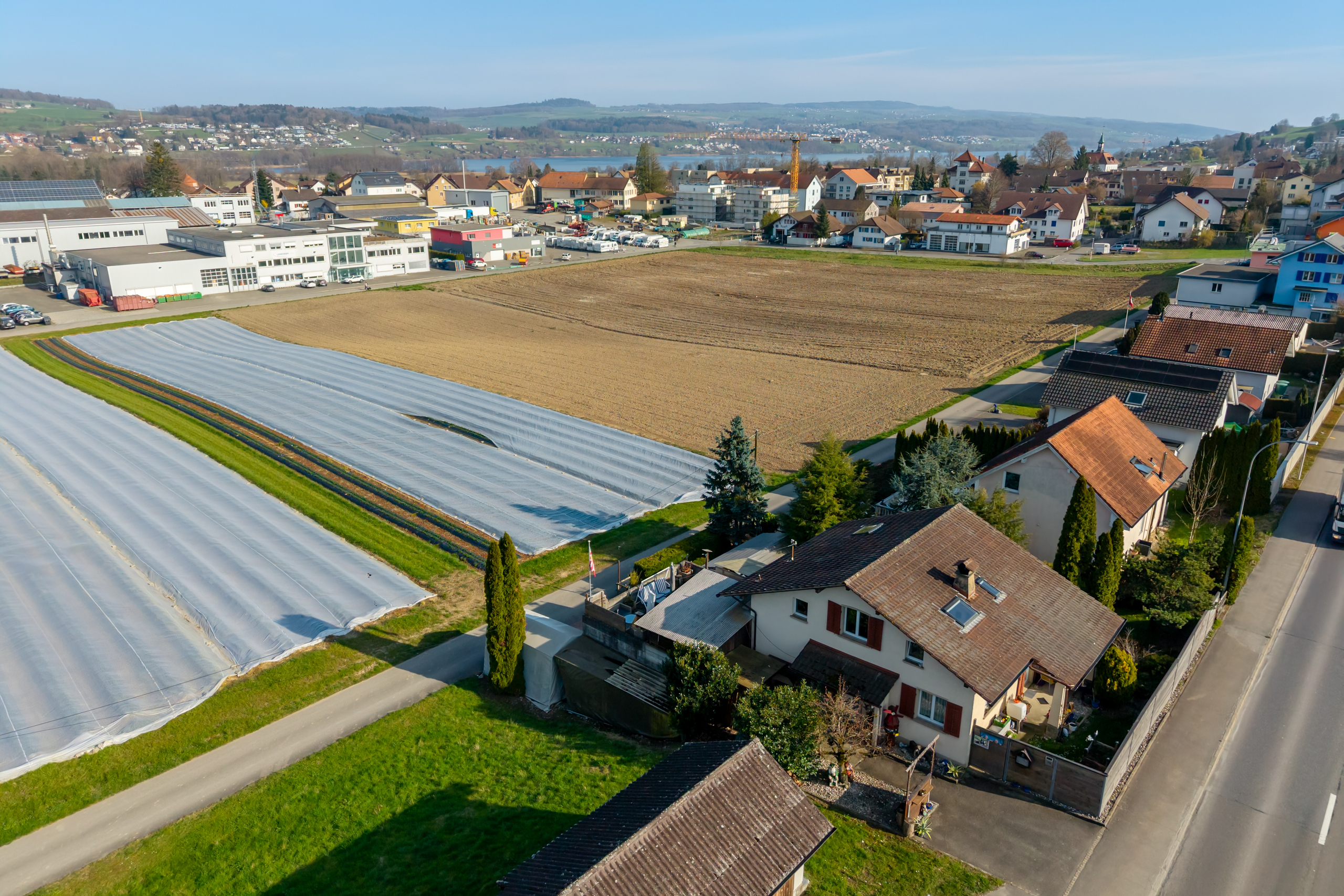 Liegenschaft (Vorderseite) mit Parkplatz auf der oberen Grundstücksseite Liegenschaft (Vorderseite) mit Parkplatz auf der oberen Grundstücksseite