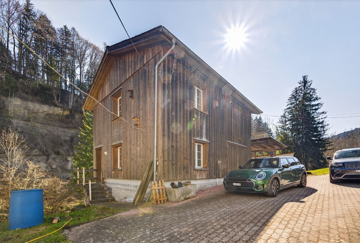 Nebengebäude mit Garage, Werkstatt und grossem Hobbyraum.