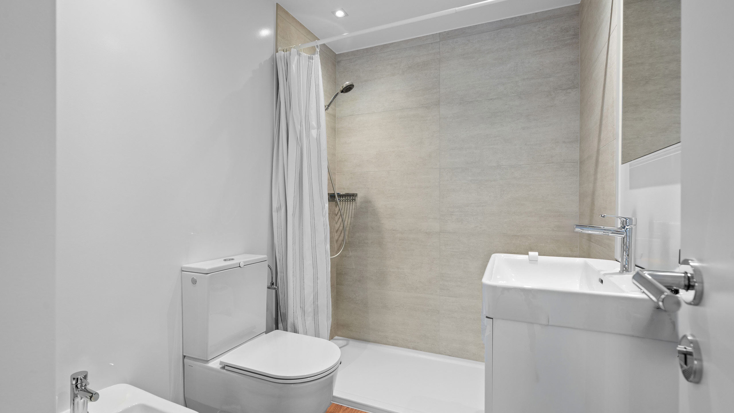 Salle de douche de la chambre principale Salle de douche de la chambre principale