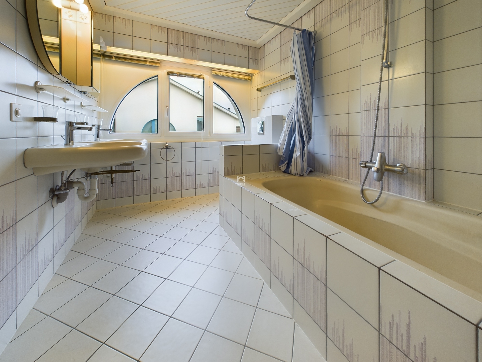 Badezimmer im OG - 5,5-Zi.-Wohnung Badezimmer im OG - 5,5-Zi.-Wohnung