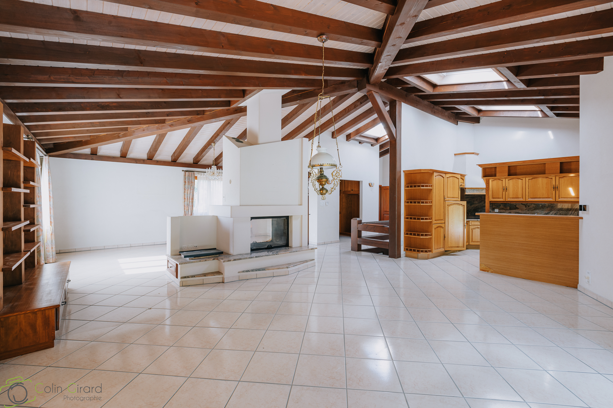 Salon, salle à manger avec cheminée.