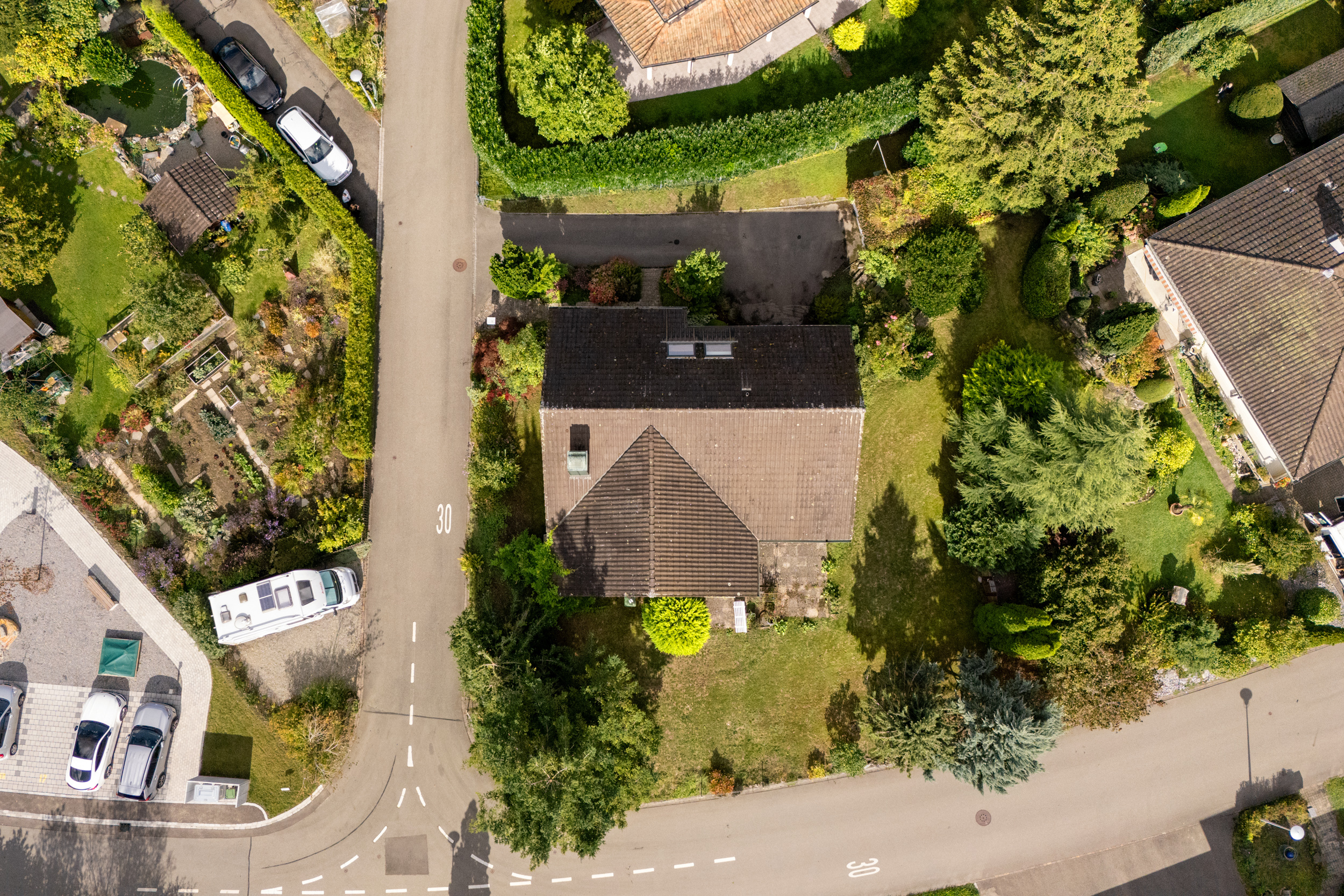 Die weitläufige Parzelle an begehrter Lage. Die weitläufige Parzelle an begehrter Lage.