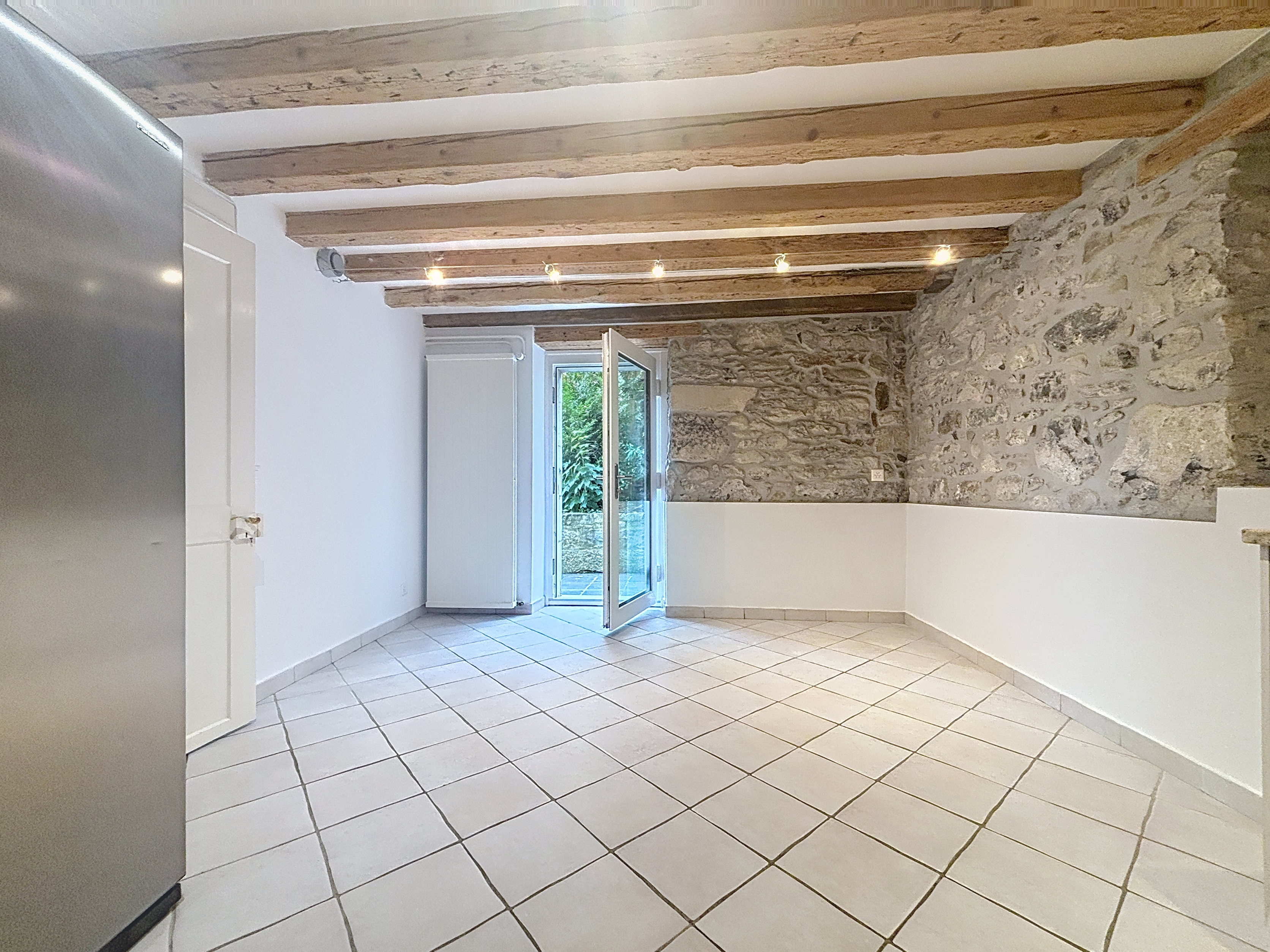 Cuisine équipée avec accès terrasse