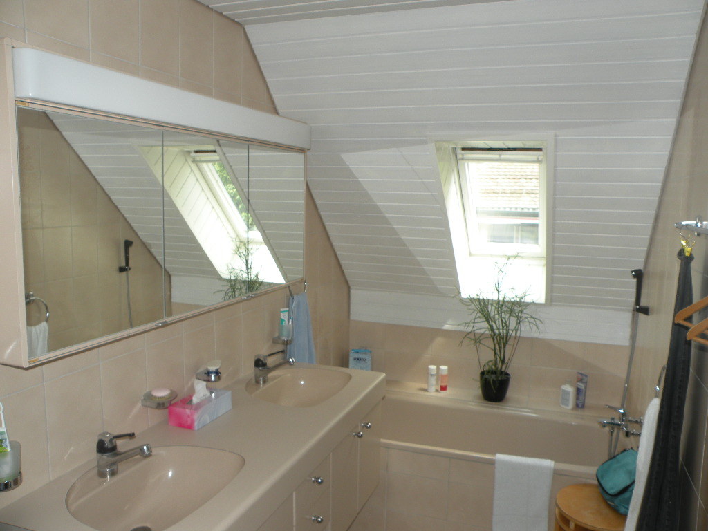 Bad mit Badewanne OG