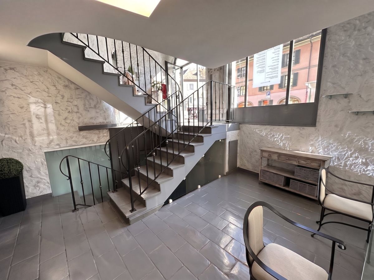 Escalier menant au niveau supérieur avec grande fenêtre.
