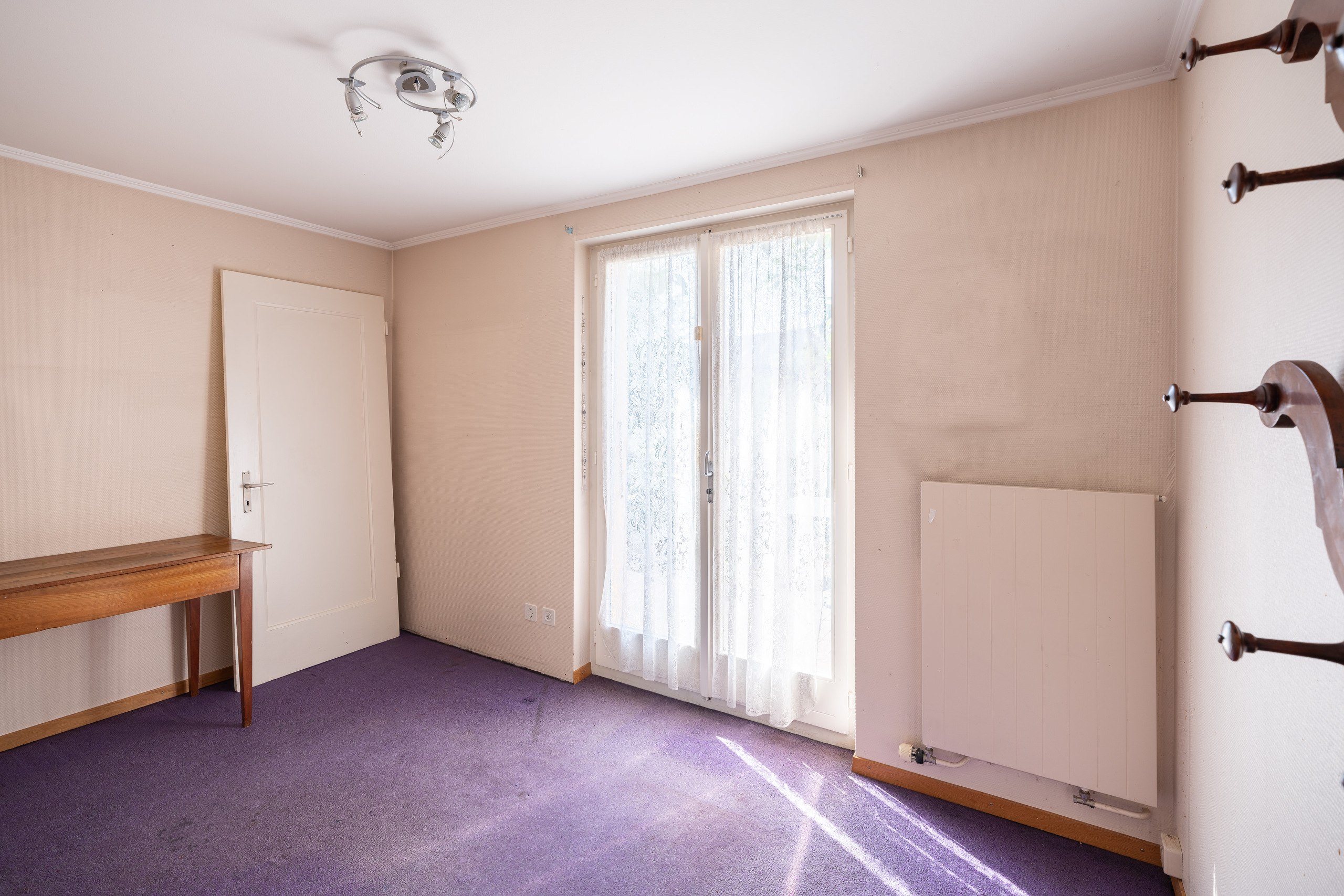 KLEINES ZIMMER MIT ZUGANG ZUM SITZPLATZ KLEINES ZIMMER MIT ZUGANG ZUM SITZPLATZ
