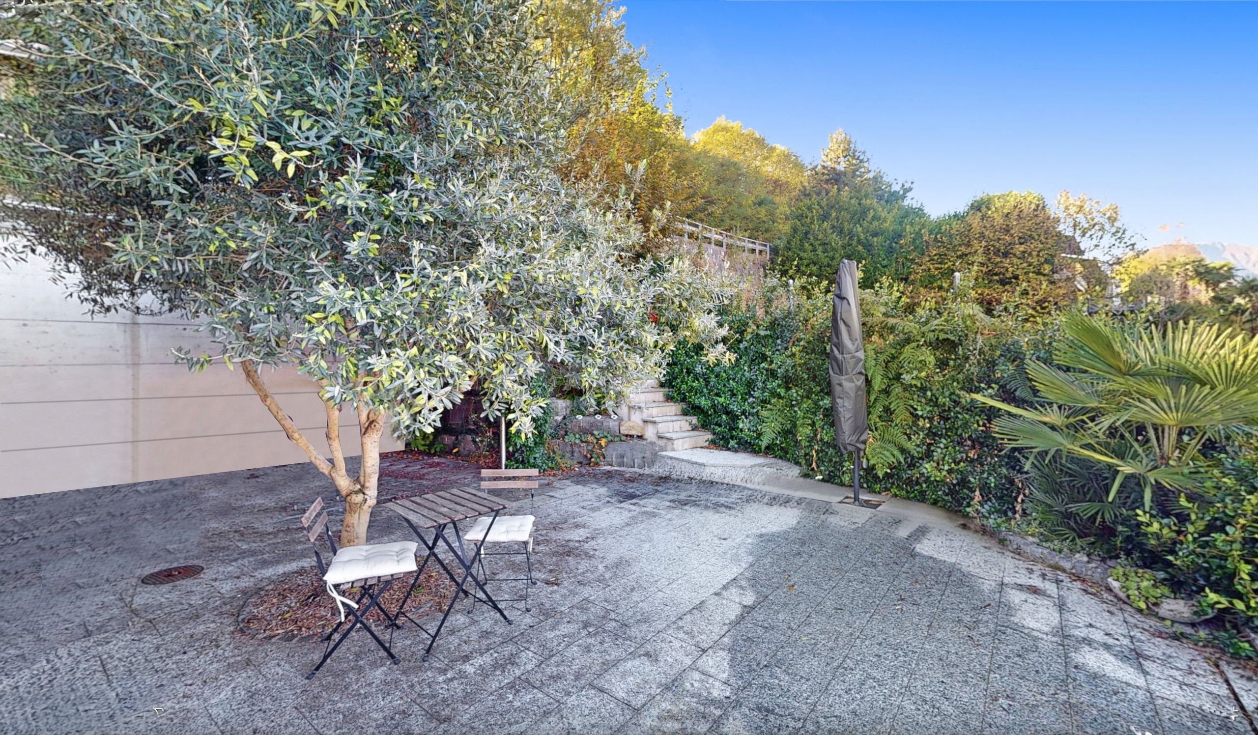 Der untere  geschützte Terrassenbereich mit Seesicht.