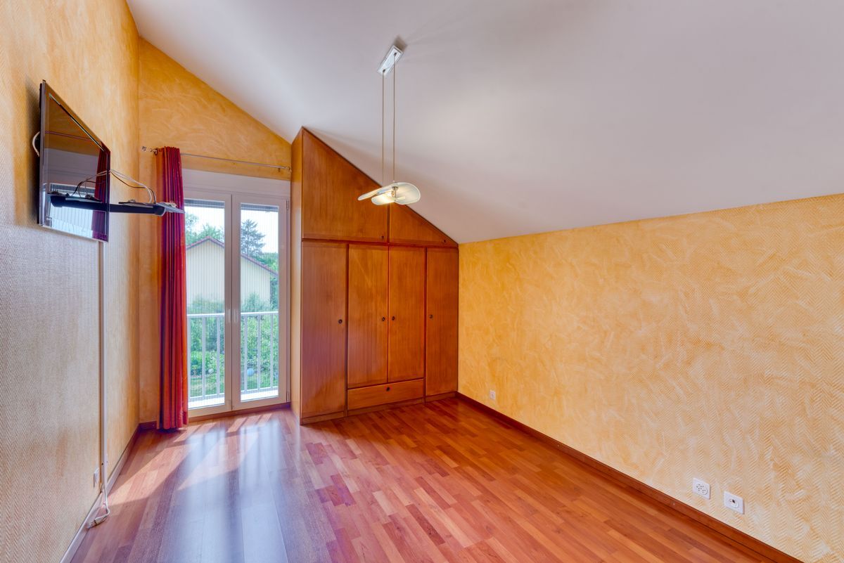 Chambre avec parquet et grandes fenêtres. Chambre avec parquet et grandes fenêtres.