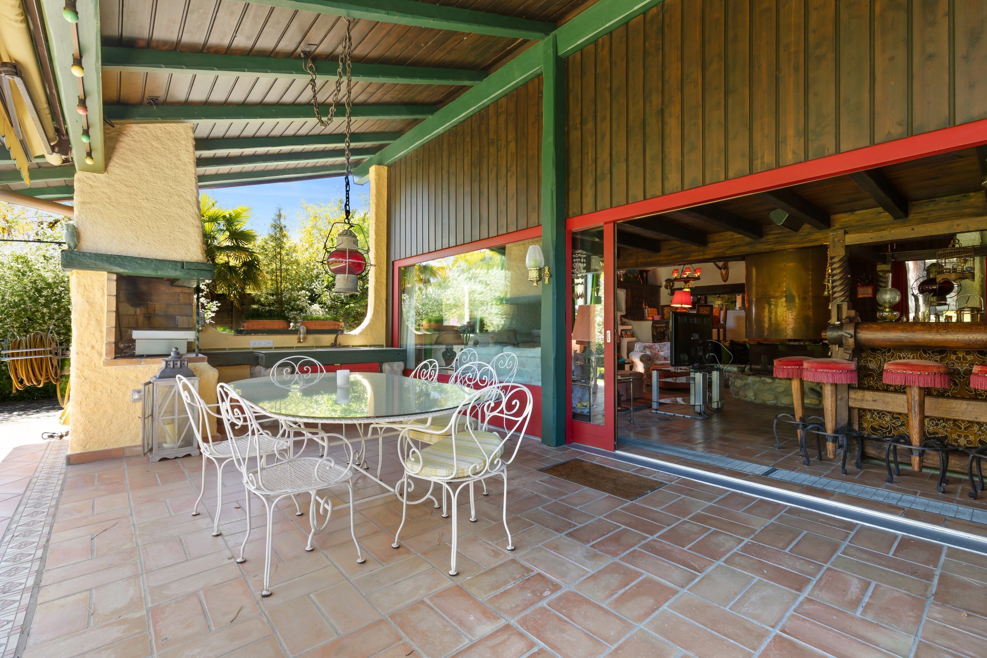 Terrasse couverte avec cheminé barbecue ou plancha el. Terrasse couverte avec cheminé barbecue ou plancha el.