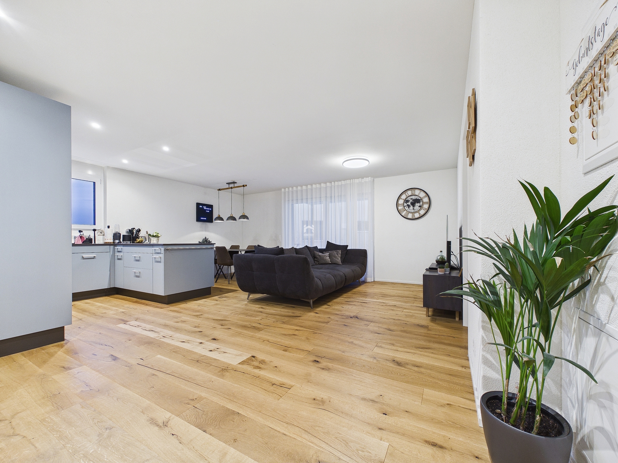 Wohnzimmer mit Essbereich und Küche