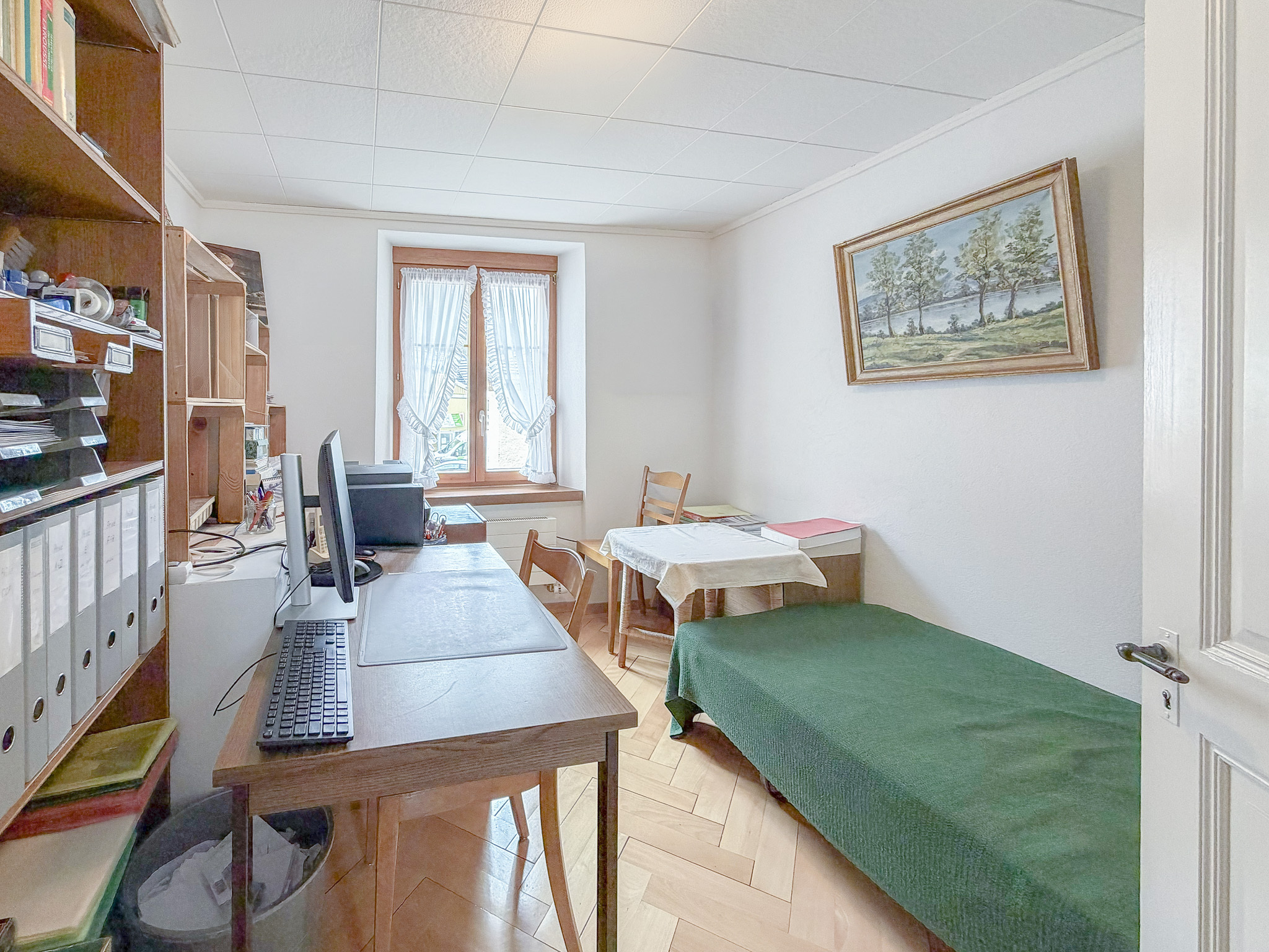 1er étage - chambre actuellement aménagée en bureau