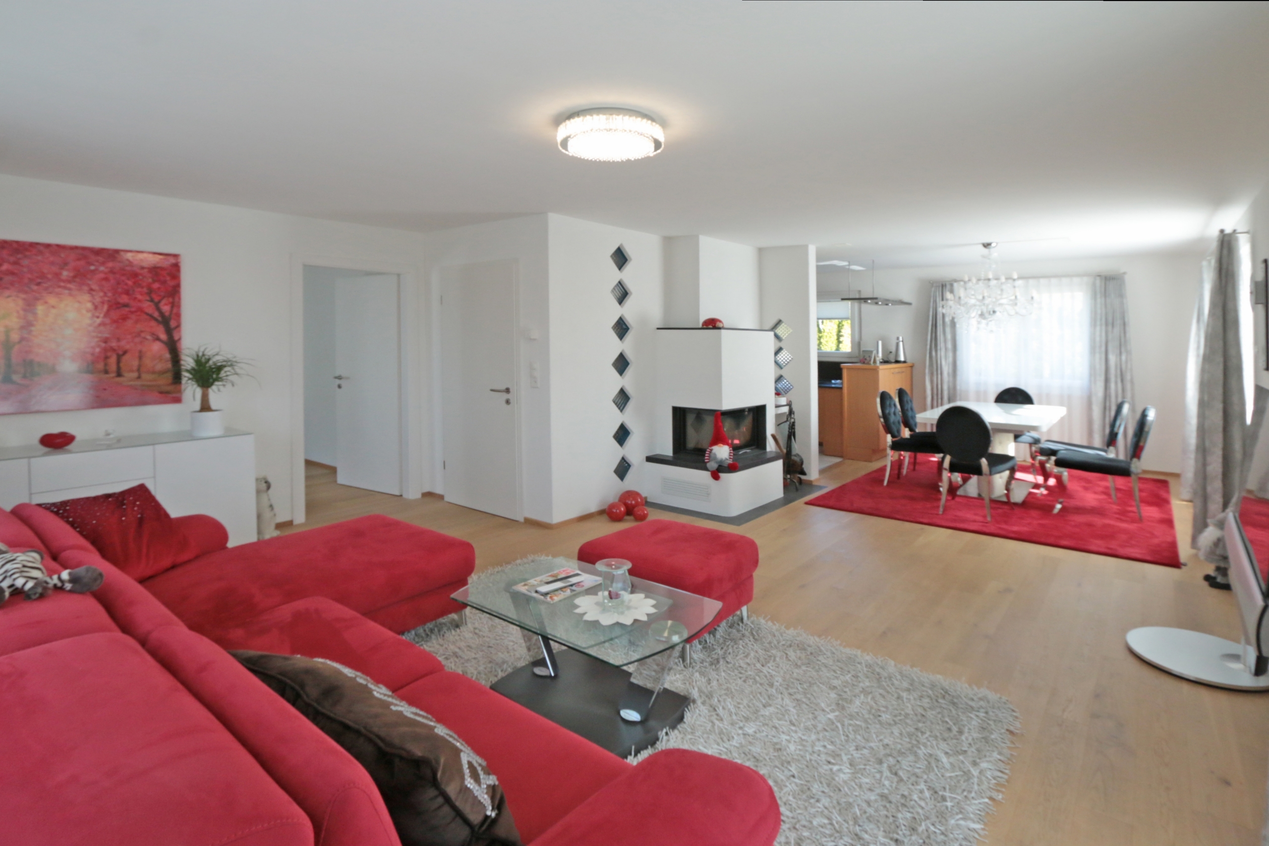 lichtdurchfluteter Wohnbereich mit Cheminée