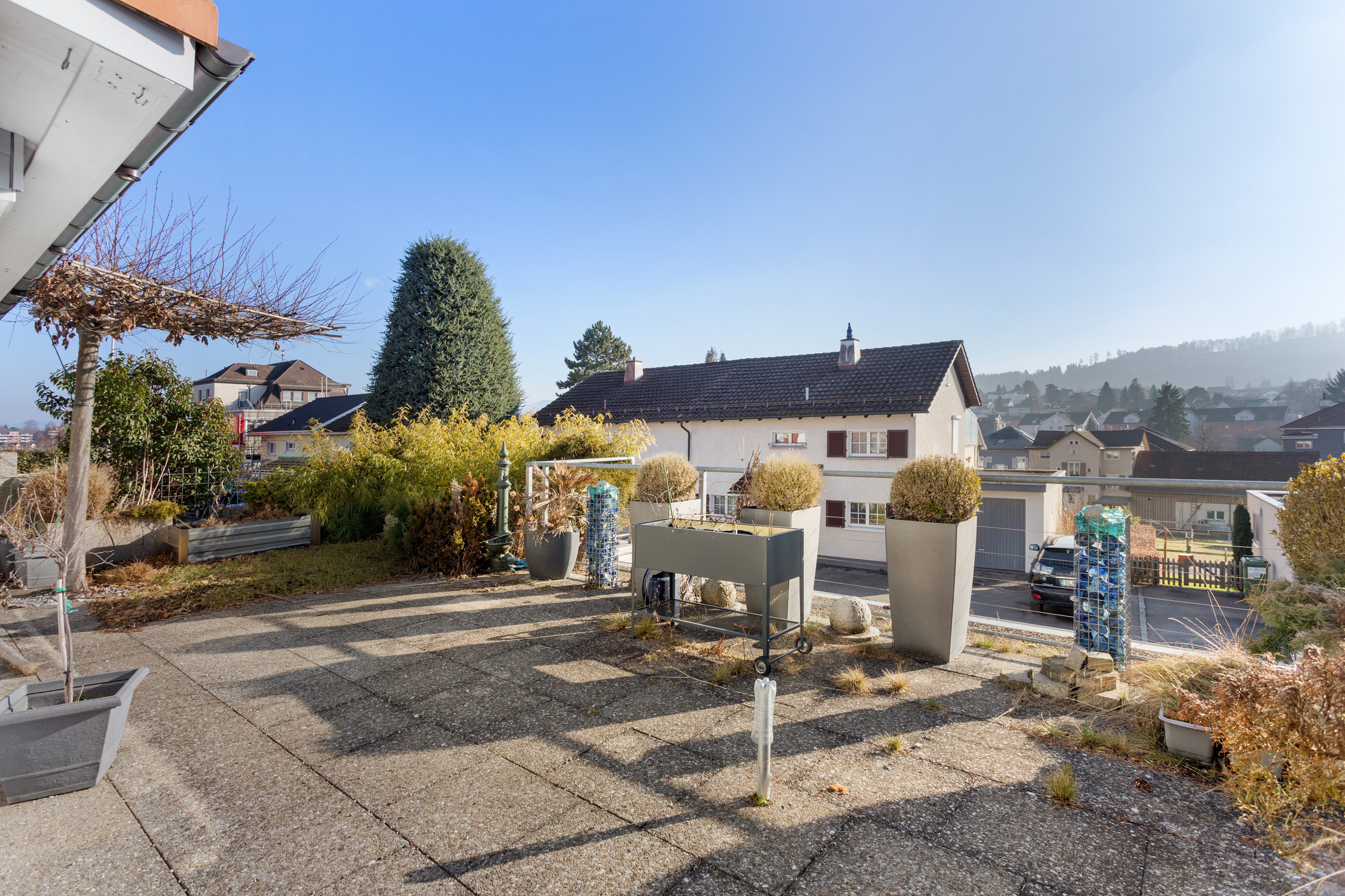 Der Sitzplatz mit angrenzenden Wintergarten lädt zum verweilen ein.