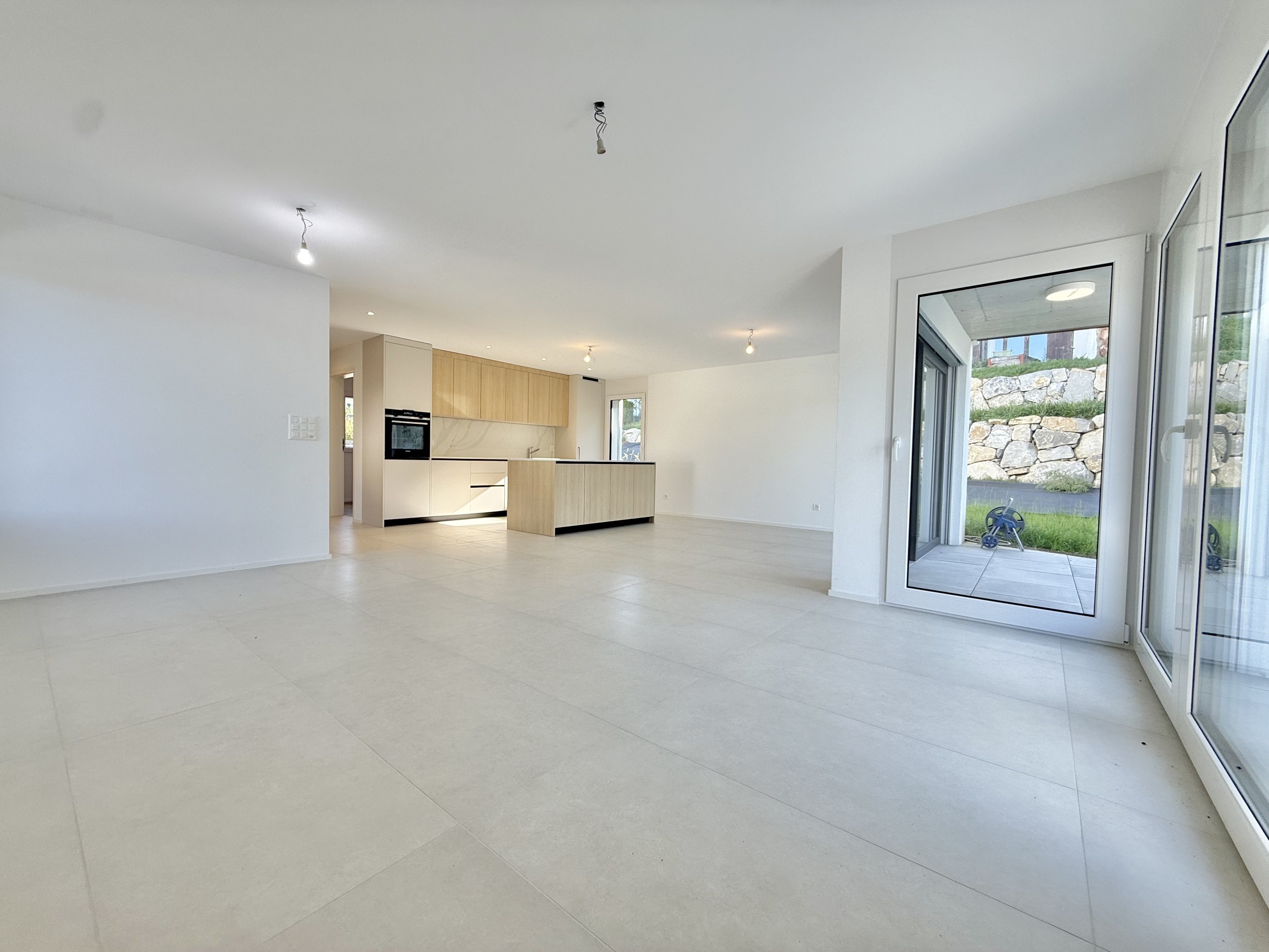 Cuisine ouverte sur salon accès terrasse/jardin