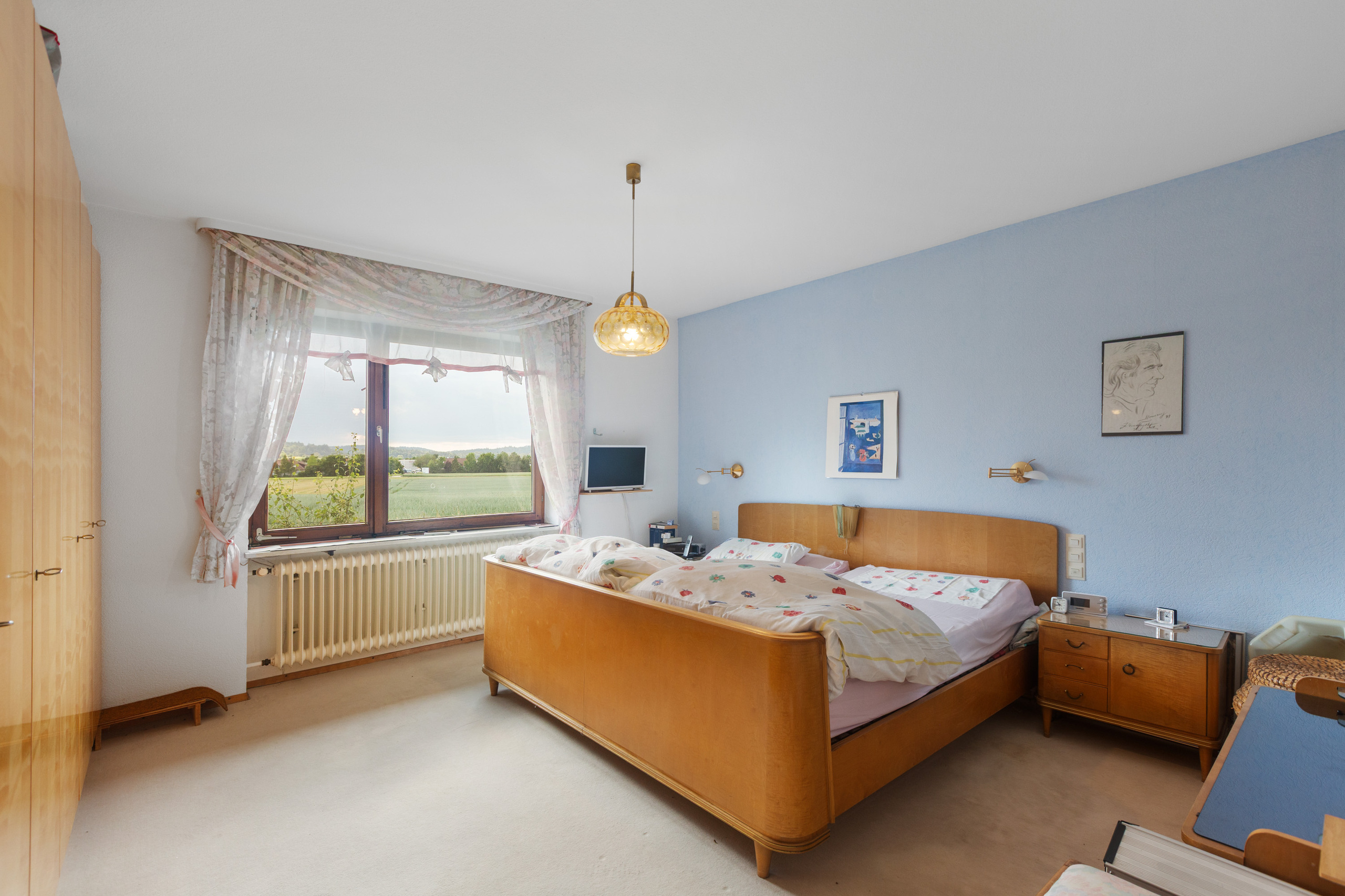 Elternschlafzimmer mit Blick ins Grüne. Elternschlafzimmer mit Blick ins Grüne.