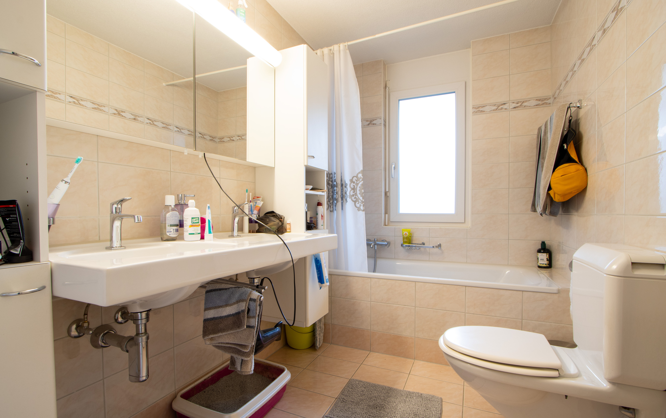 salle de bain avec baignoire