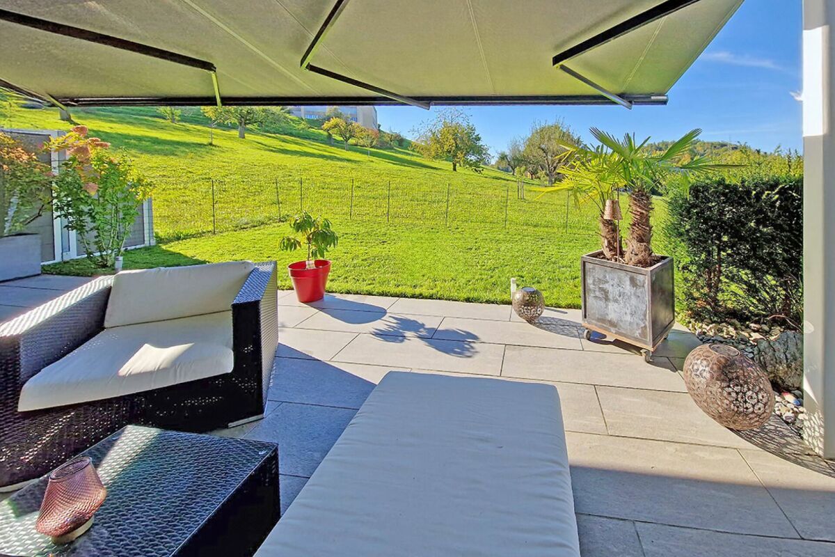 Gedeckter Aussenbereich mit Blick ins Grüne Gedeckter Aussenbereich mit Blick ins Grüne