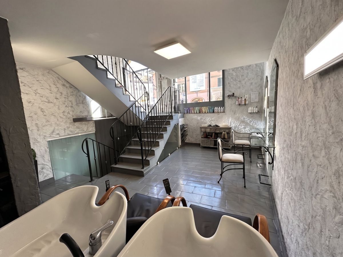 Espace lumineux avec fauteuils et équipement de coiffure moderne.
