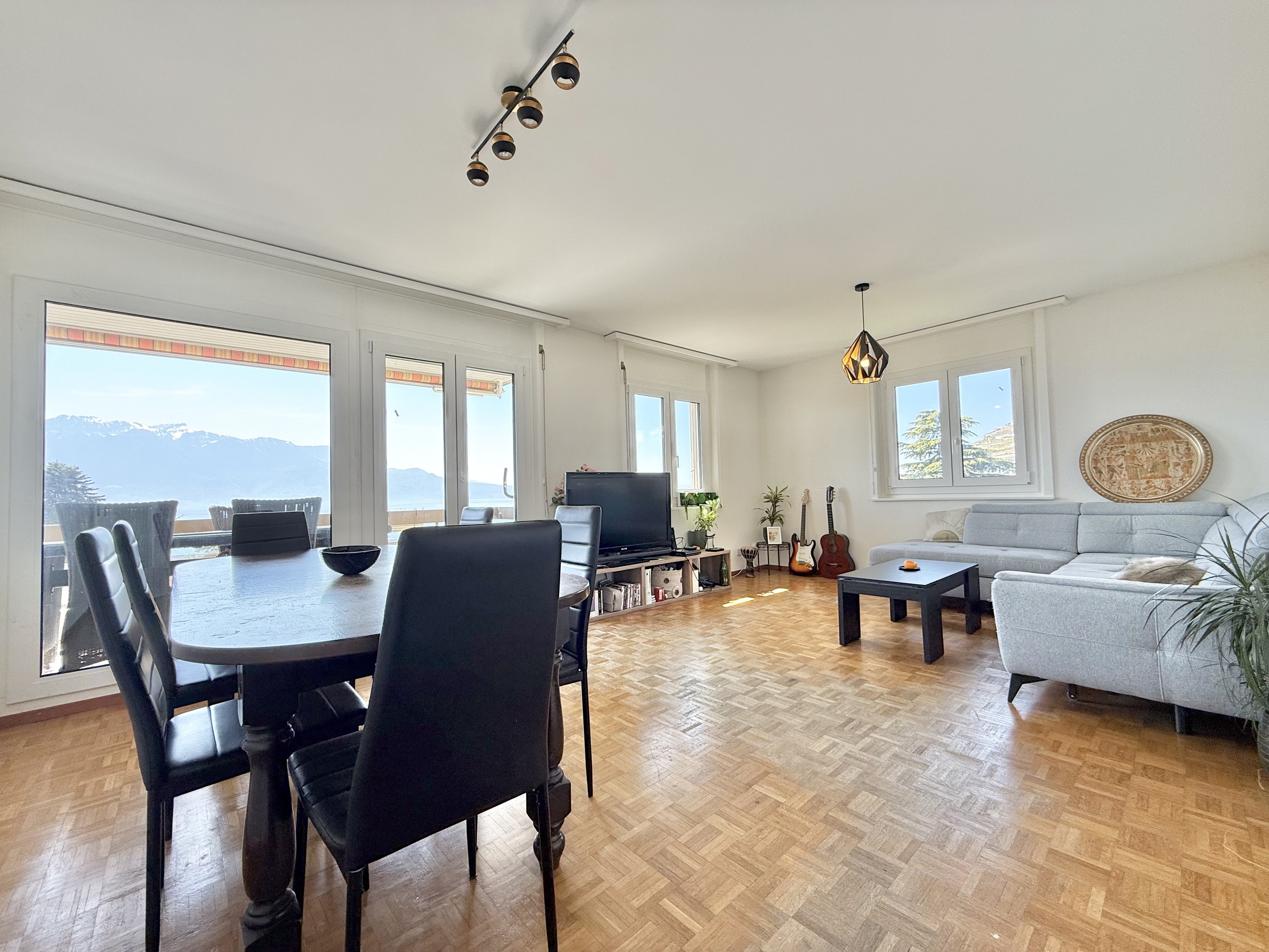 Salon / salle à manger, accès balcon