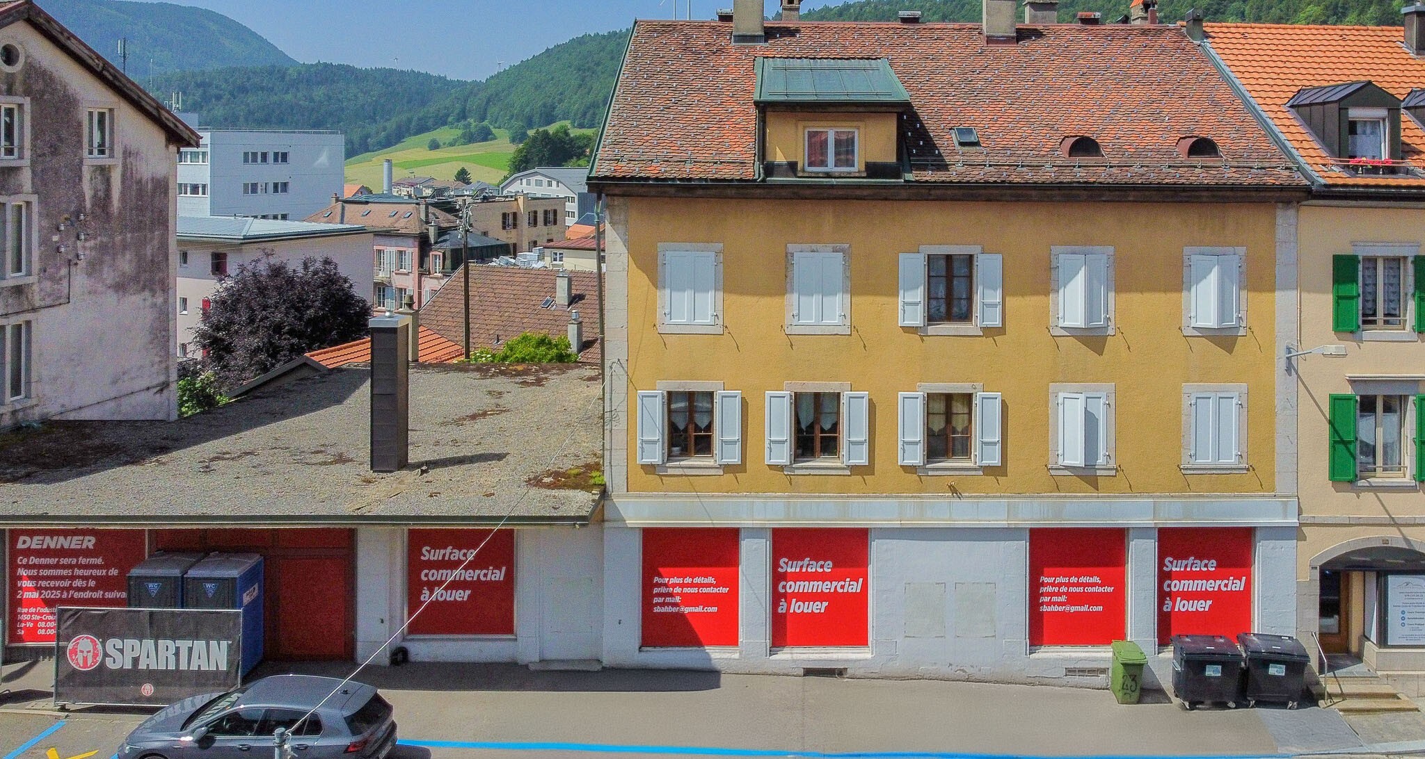 Vue sur le bâtiment - Rue Centrale  Vue sur le bâtiment - Rue Centrale