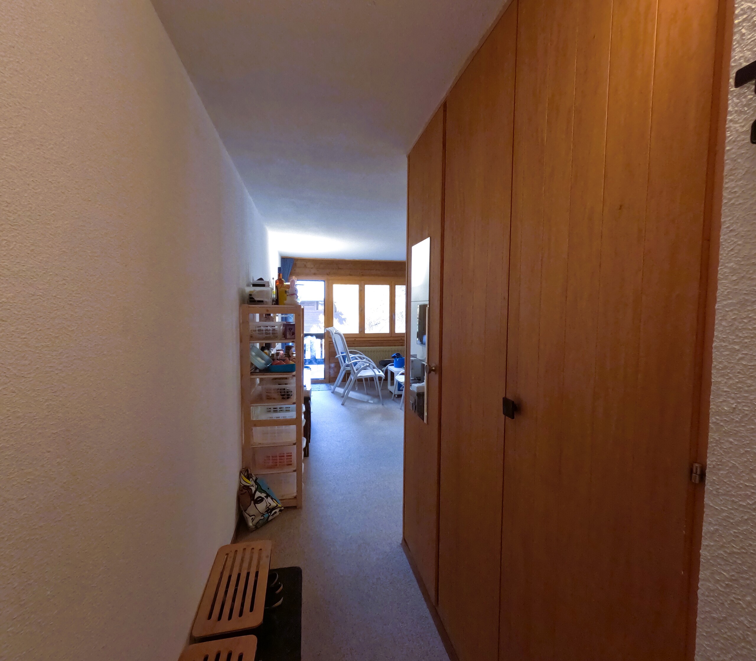 Couloir d'entrée avec armoires de rangement 