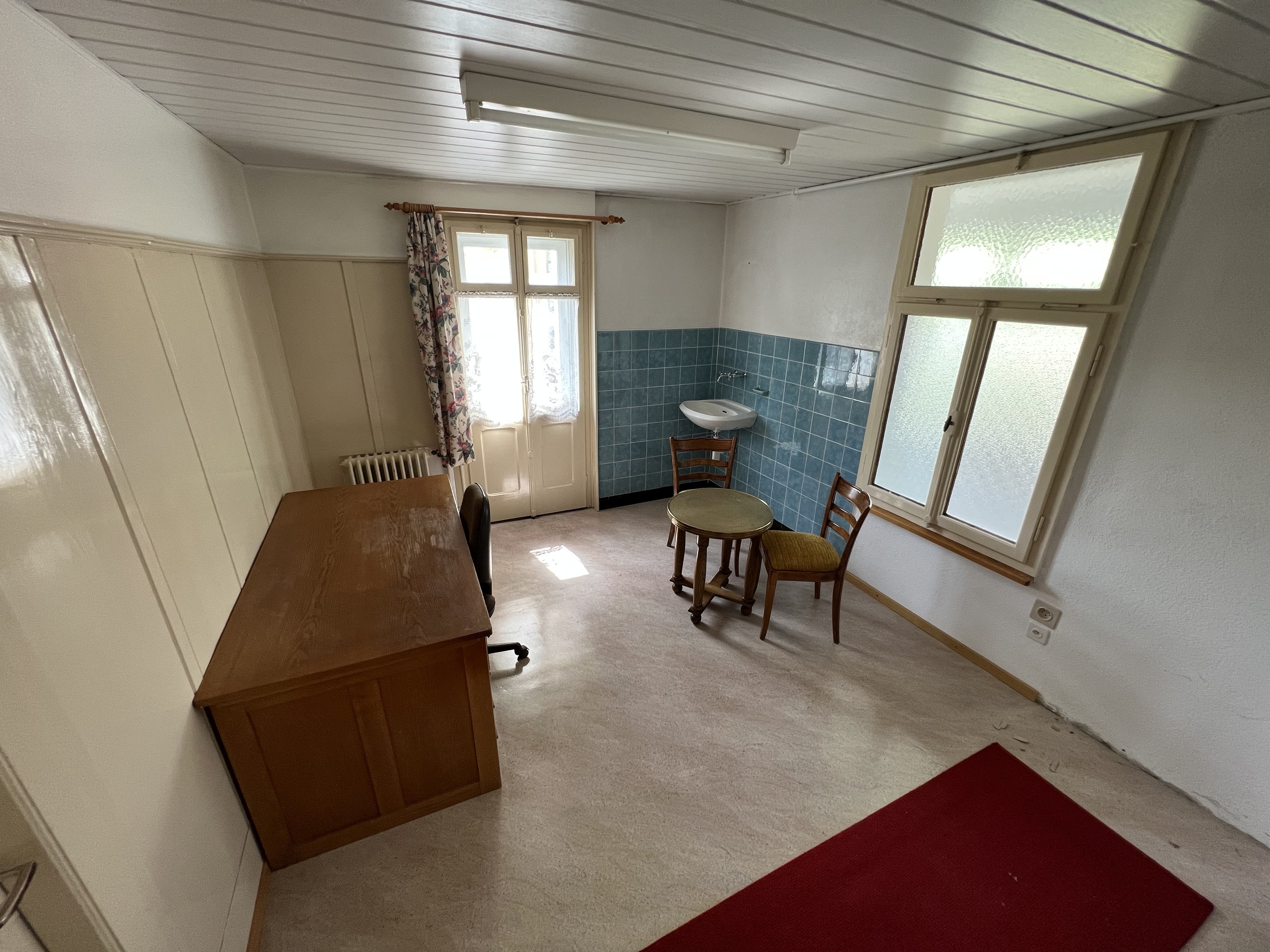 Zimmer oder Büro mit Zugang zur Terrasse.