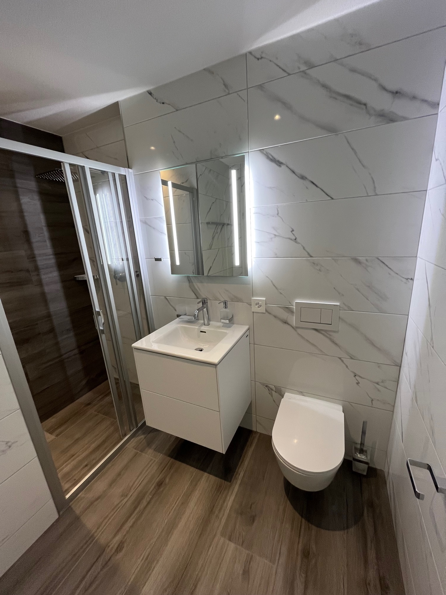 Salle de douche, WC, lavabo
