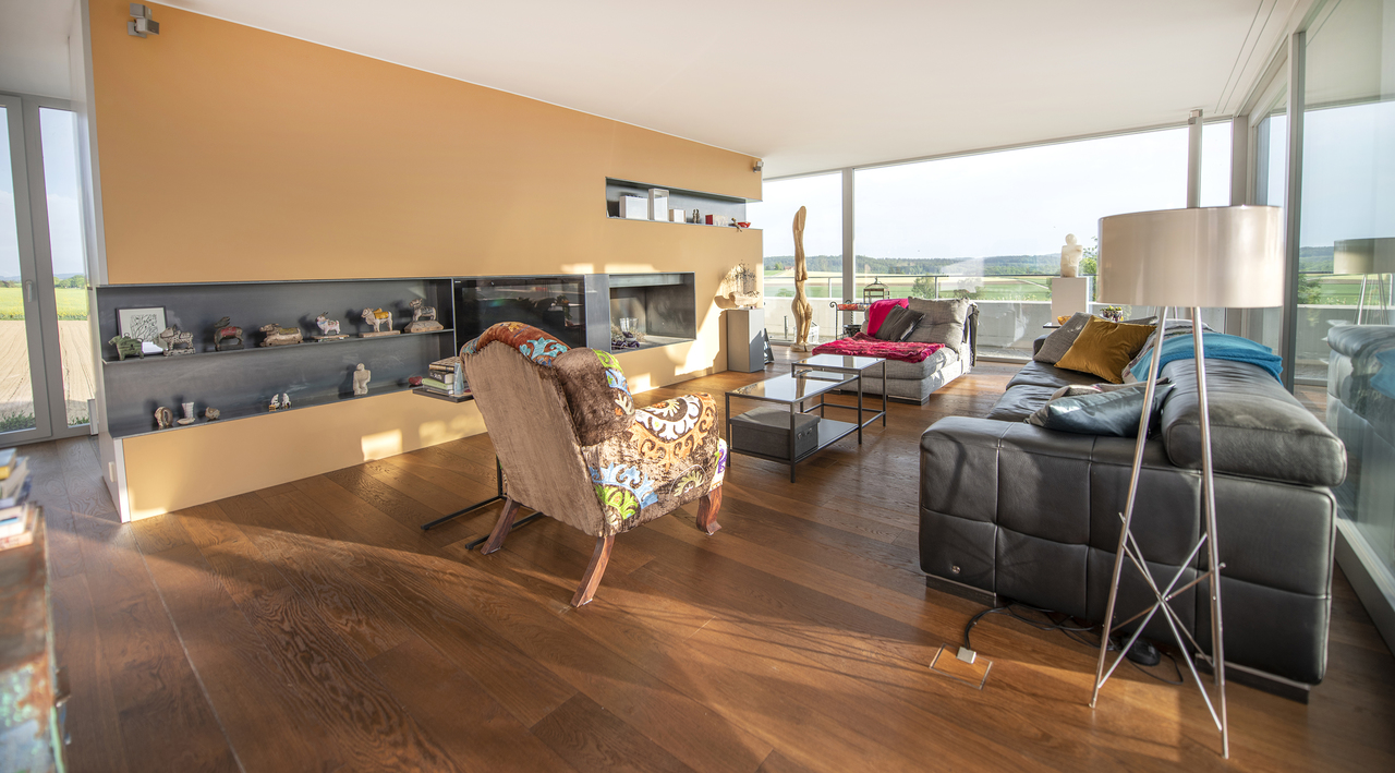 Modernes Wohnzimmer mit traumhaftem Weitblick. Modernes Wohnzimmer mit traumhaftem Weitblick.