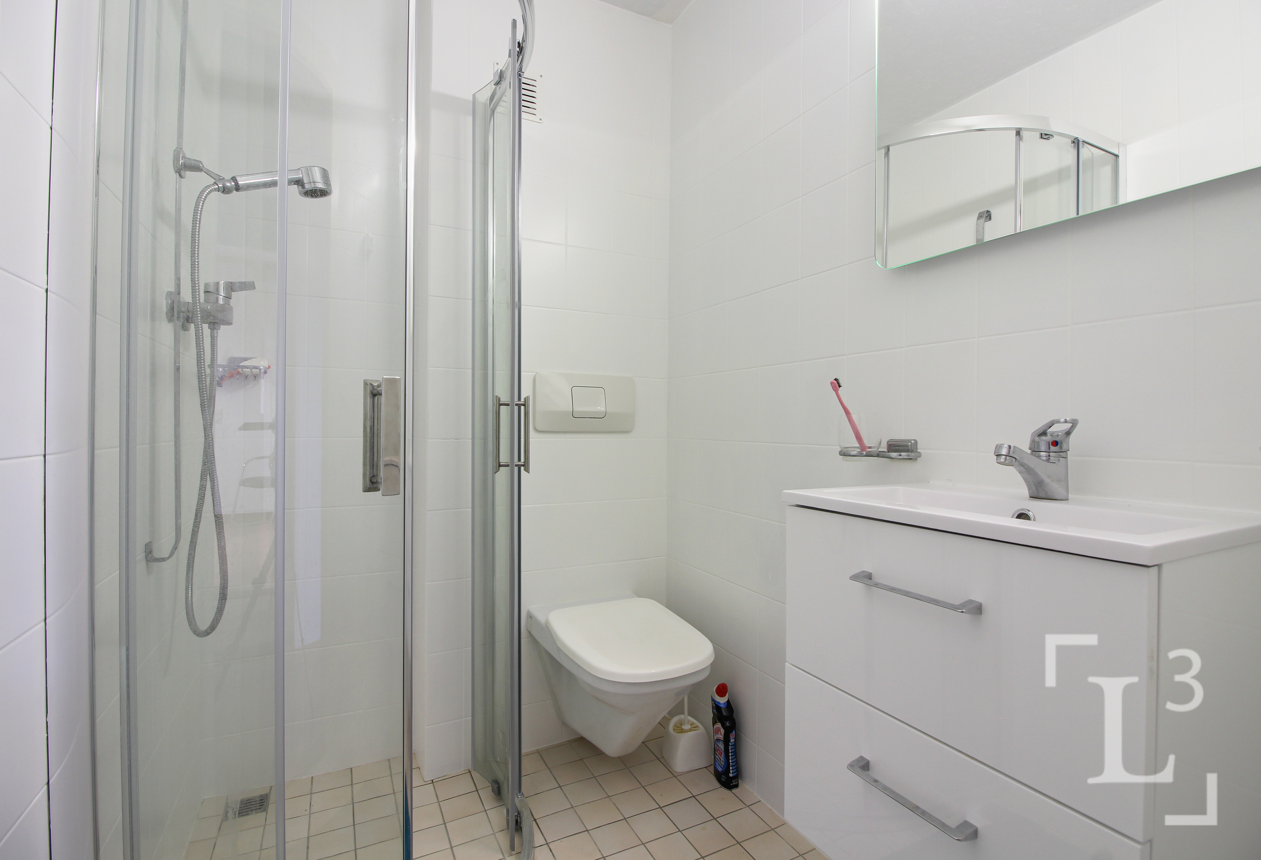Salle de bain 2 (étage) Salle de bain 2 (étage)
