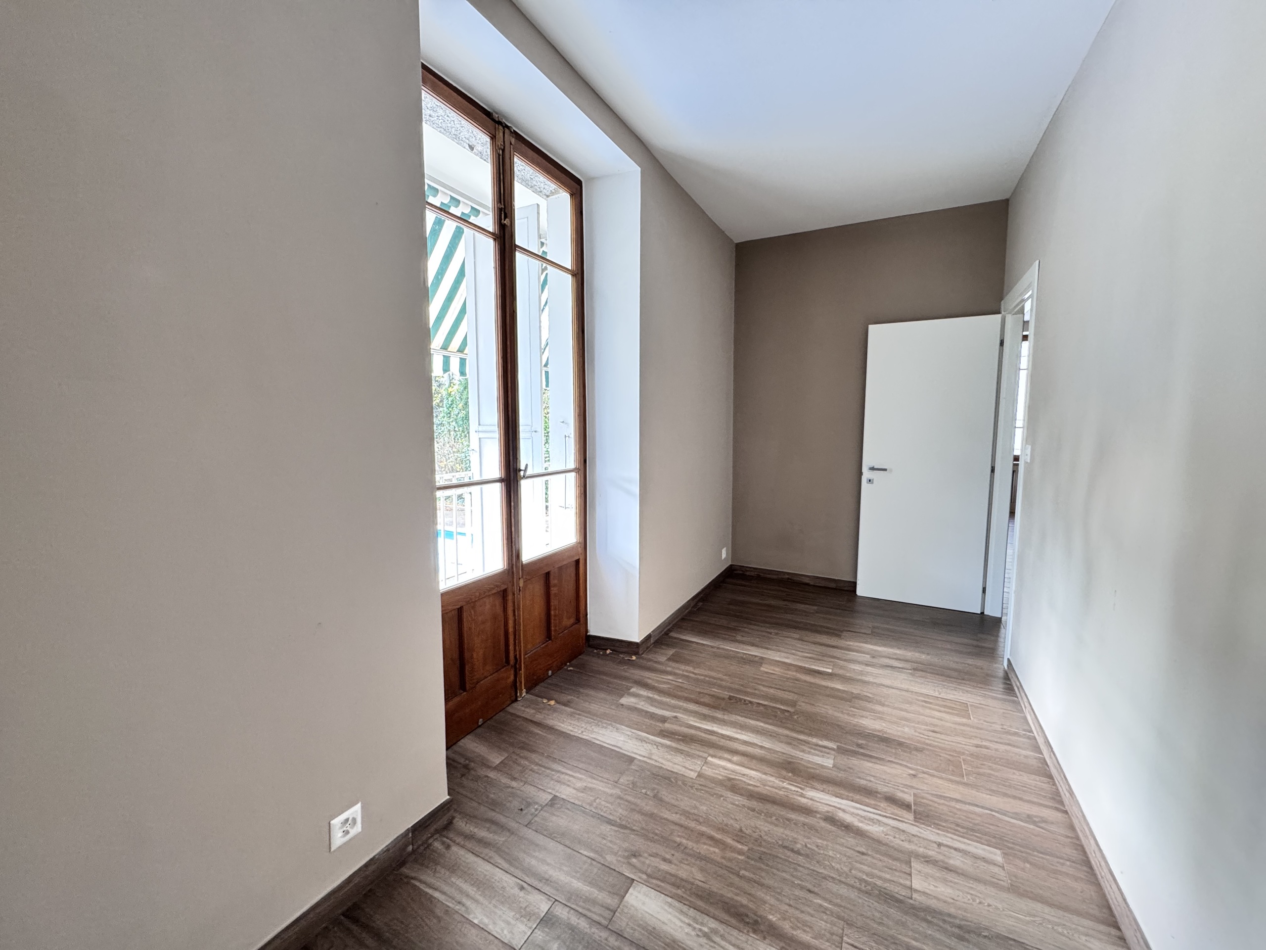 une chambre vide dans une nouvelle maison avec de grandes fenêtres et une porte sur le sol une chambre vide dans une nouvelle maison avec de grandes fenêtres et une porte sur le sol